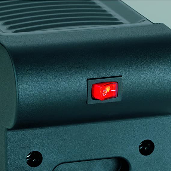 Kompaktes Raclette-Gerät in Schwarz mit Grillplatte  zwei Pfännchen und rotem Schalter auf dunkler Fläche
