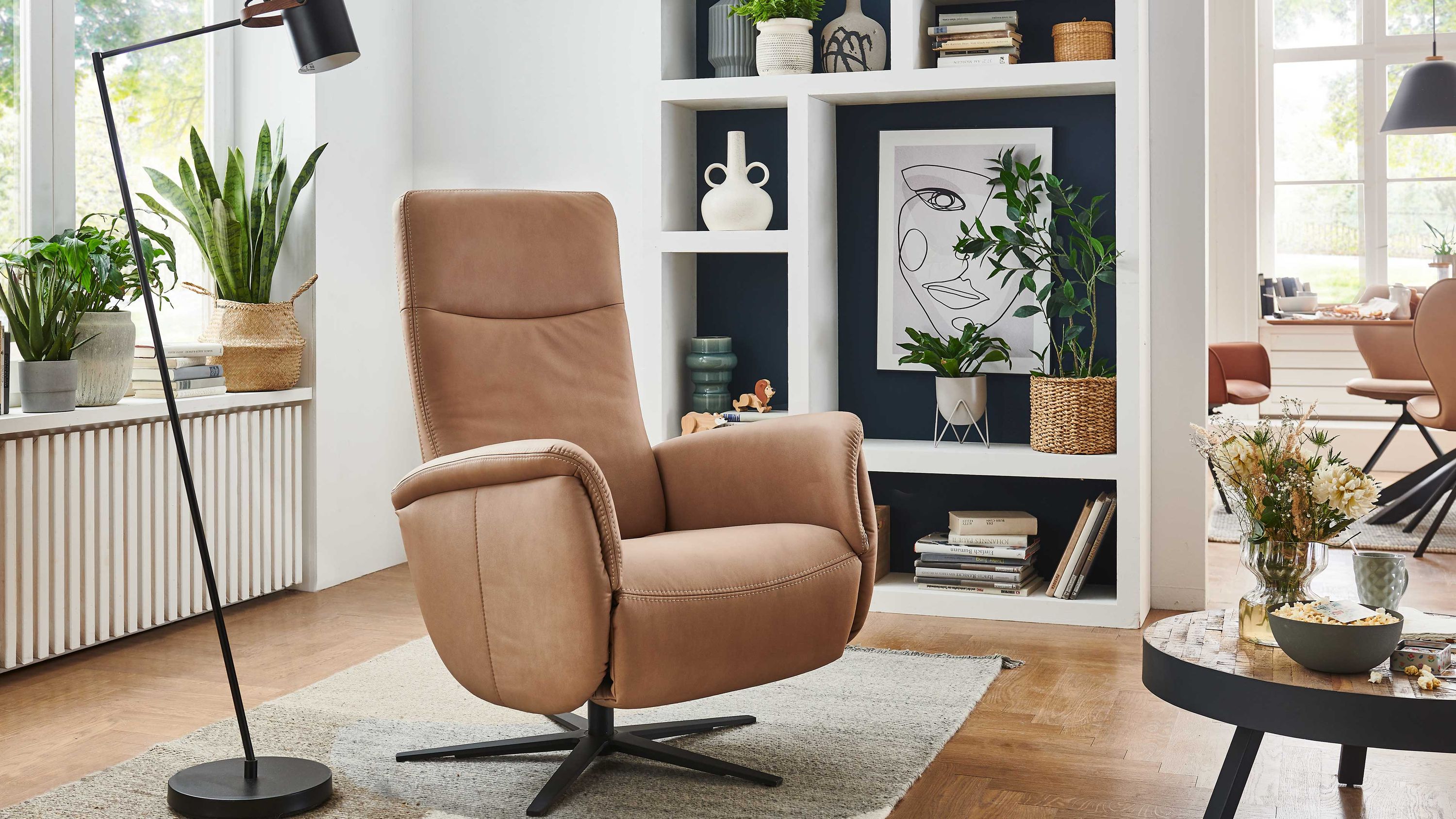 Relaxsessel in camelfarbener Mikrofaser mit hoher Rückenlehne und schwarzem Sternfuß in modernem Wohnzimmer