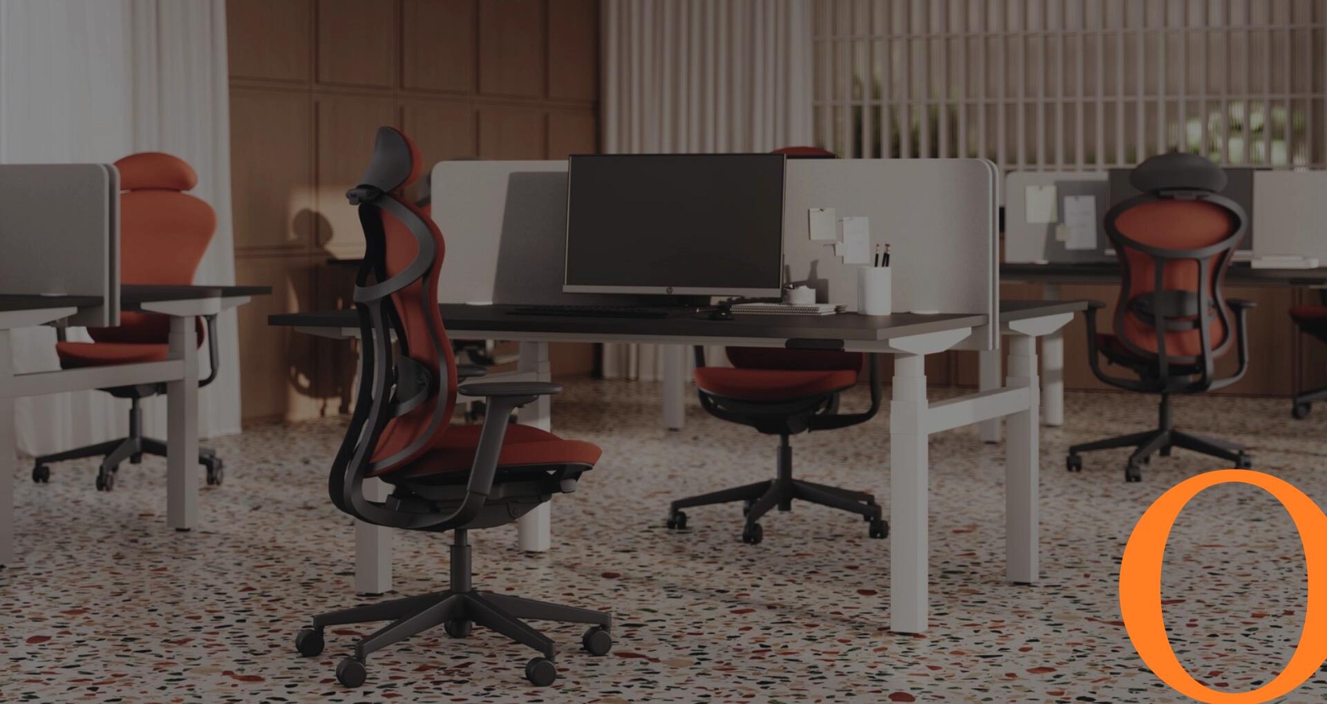 Großzügiges Einzelbüro mit Schreibtisch, Drehstuhl, Stauraum und Holzparkett, moderne Arbeitsplatzgestaltung im Bürodesign