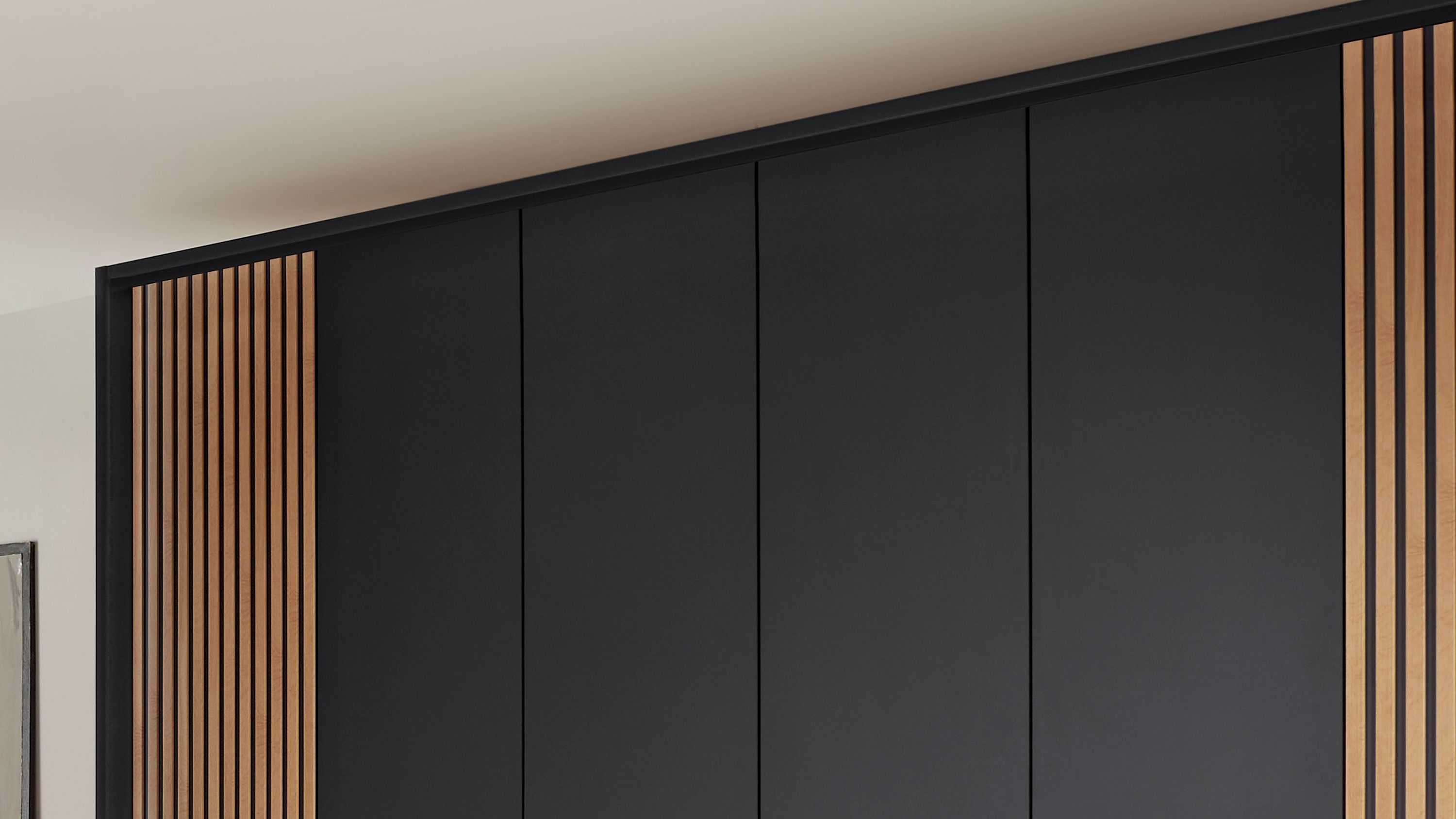 Schlafzimmerschrank mit fünf Türen und seitlichen Streifen Schlafzimmerschrank mit fünf Türen in dunkler Farbe und vertikalen hellen Streifen an den Seiten
