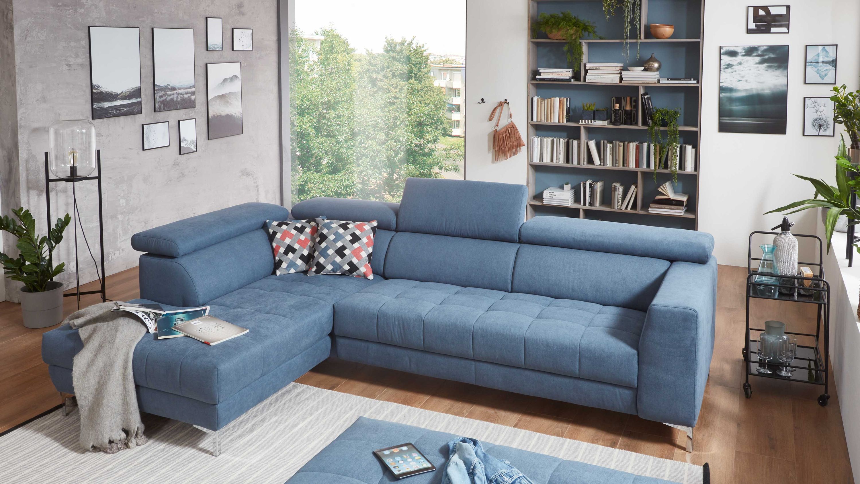 Ecksofa mit taubenblauem Bezug und Chromfüßen Ecksofa mit taubenblauem Bezug verstellbaren Kopfstützen und Chromfüßen in modernem Wohnzimmer