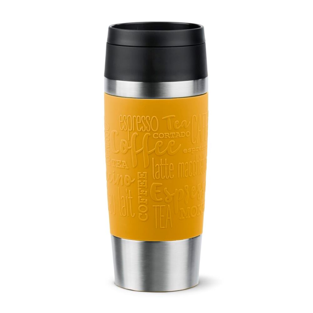 Senfgelber Thermobecher mit Kaffeeprägungen– stilvoller Becher mit rutschfester Struktur Senfgelber Thermobecher mit Kaffeeprägungen und gewellter Oberfläche, freigestellt vor weißem Hintergrund