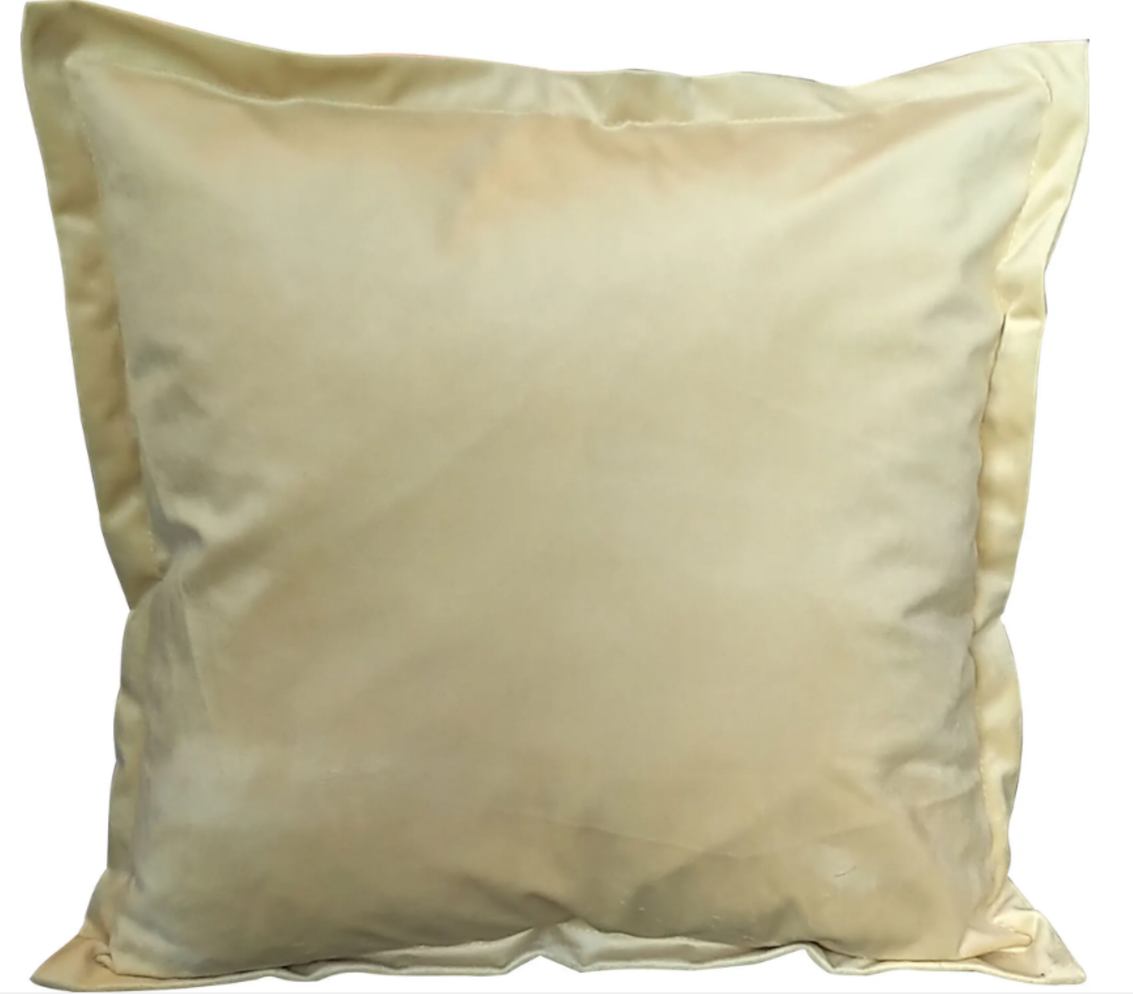 Beiges Satinkissen mit glatter Oberfläche und Falten, frontal aufgenommen