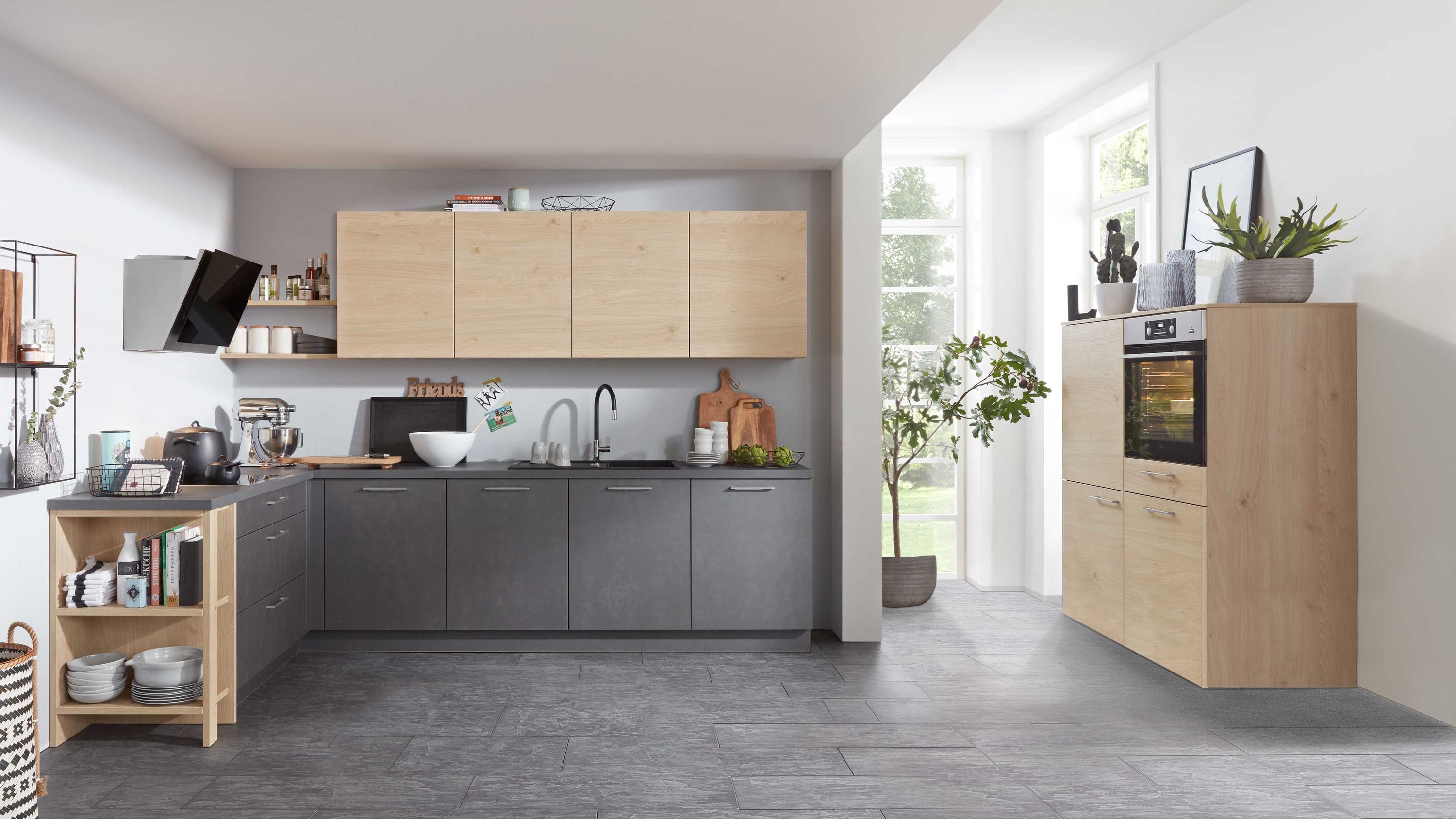 L-Küche mit Holz-Grau-Kontrast und funktionalem Stauraum L-Küche mit Holz- und Graufronten offenen Regalen Einbauofen Spüle und Tageslicht durch große Fenster