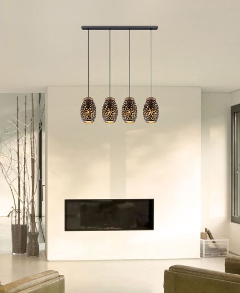 hängelampe gold schwarz matt 4-flammig wohnzimmer modern Vier goldfarbene Pendelleuchten mit schwarzem Baldachin hängen über modernem Wohnraum mit Kamin und heller Wand