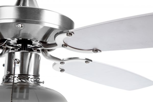 Moderner Deckenventilator mit drei silbernen Rotorblättern satiniertem Glasleuchtkörper leicht schräg fotografiert