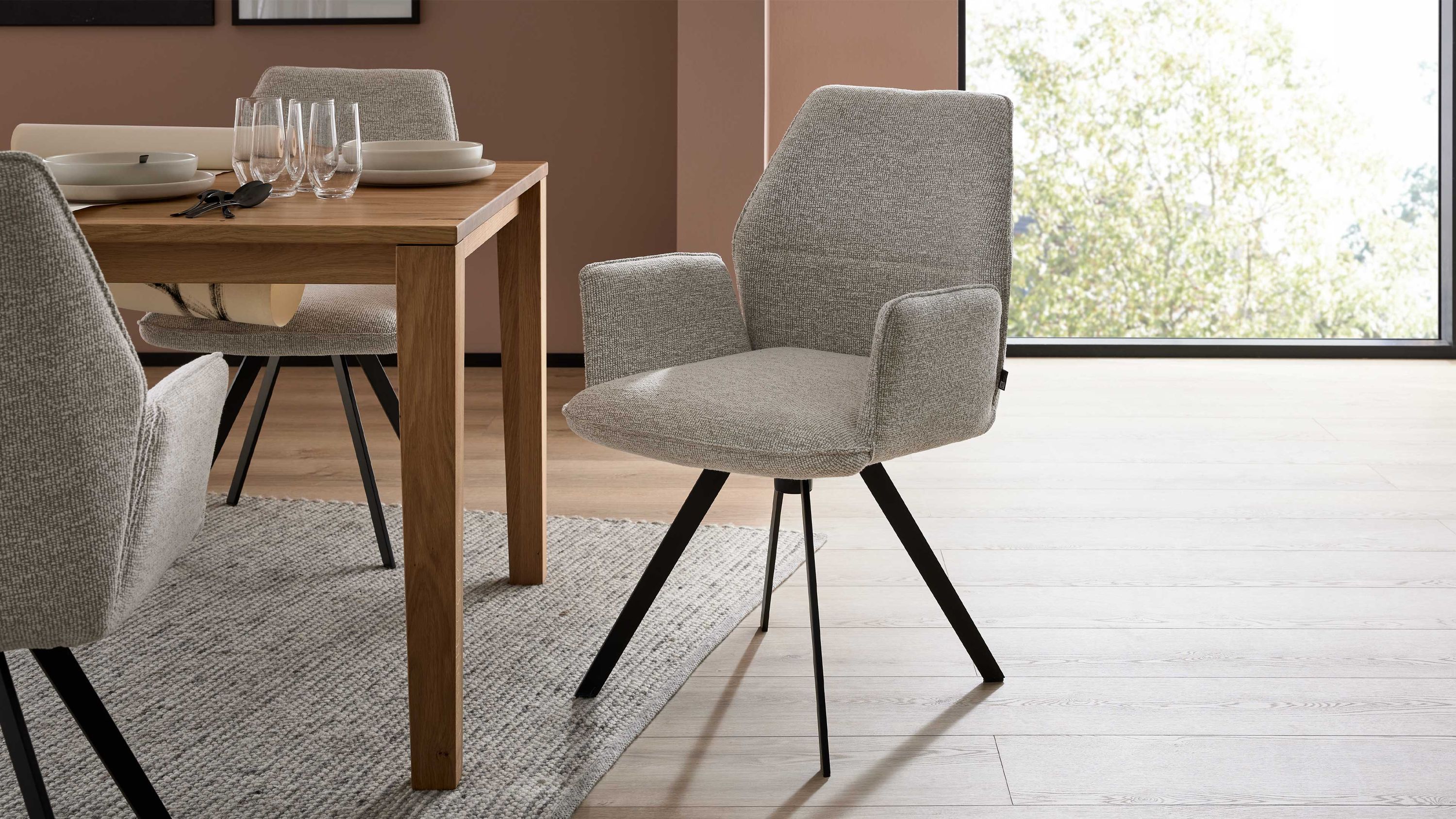 Interliving Esszimmer Serie 5102  Armlehnstuhl U322 mit Drehfunktion leinenfarbener Jacquard Lodge L07 & schwarzes Eisen
