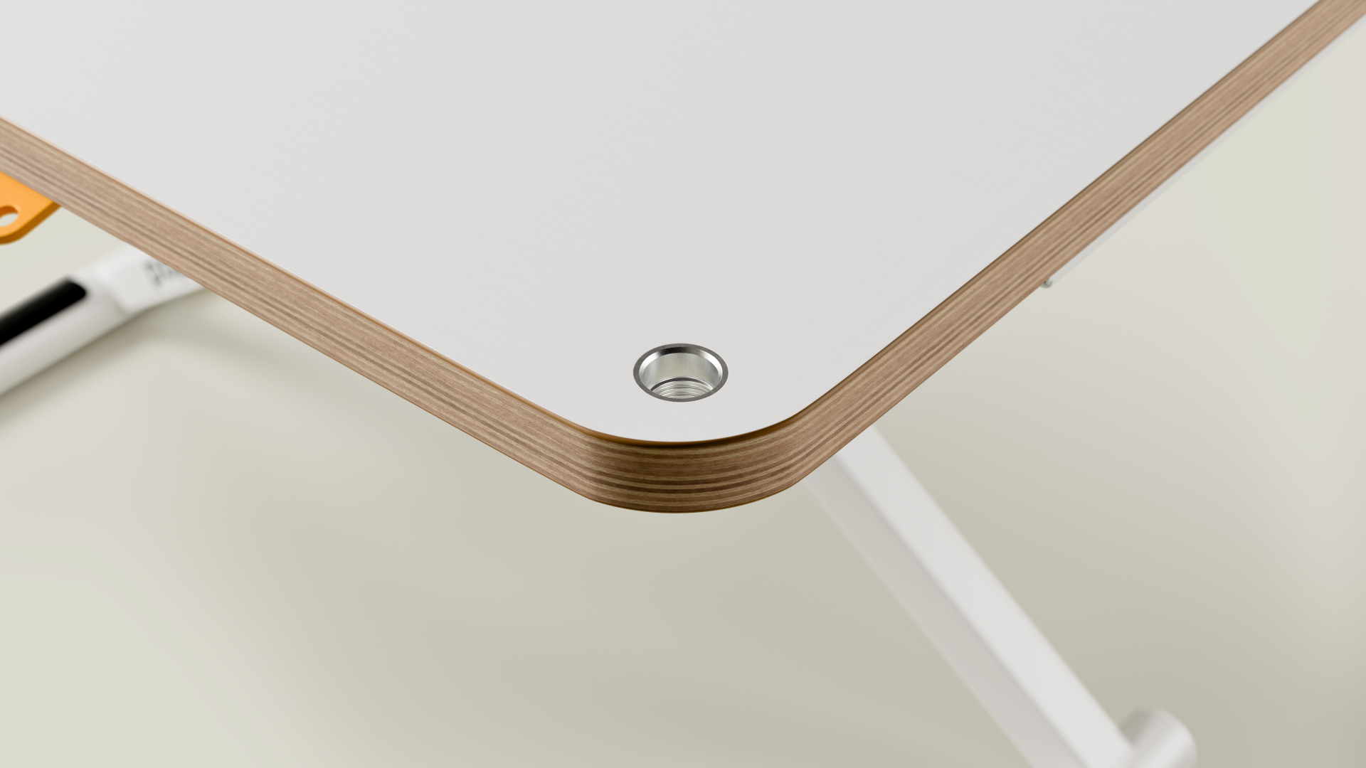 Detailansicht der popsnap-Verbindung am weißen Schreibtisch mit rundem Metallelement an der Tischkante