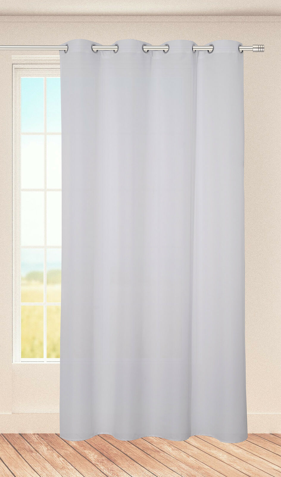 Weißer Vorhang mit Ösen an Metallstange vor hellem Fenster, Holzboden, Raumansicht mit Tageslicht