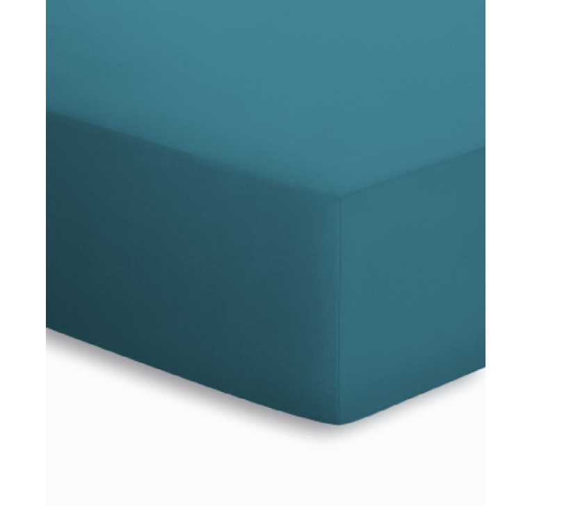 Ecke eines türkisfarbenen Jersey-Spannbettlakens aus Baumwolle schräg von oben auf Matratze fotografiert