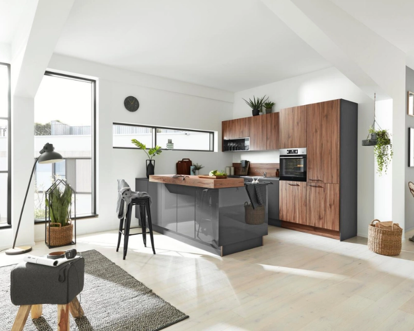 Designküche mit Kochinsel und Holzakzent Offene Küche mit grauer Insel, hochglänzenden Flächen und deckenhoher Holzverkleidung
