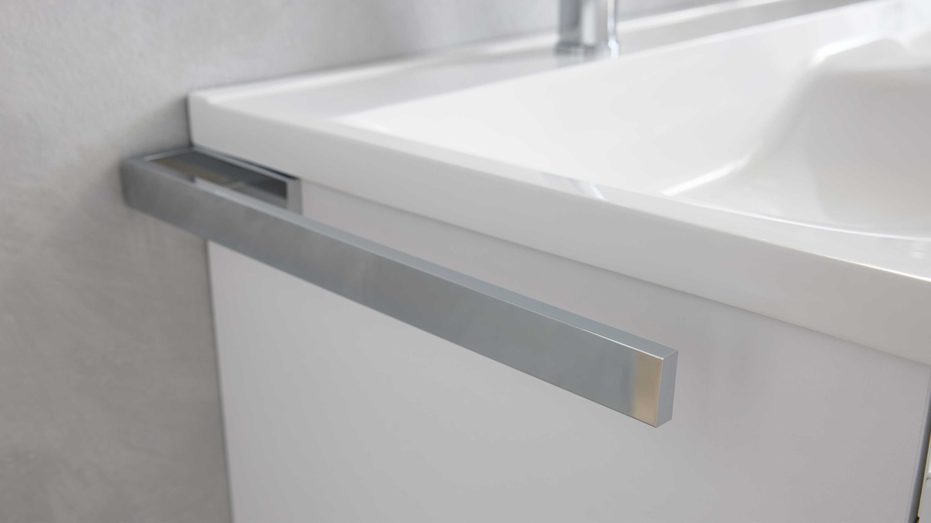 Gerader Handtuchhalter in Chrom an weißem Waschbecken montiert