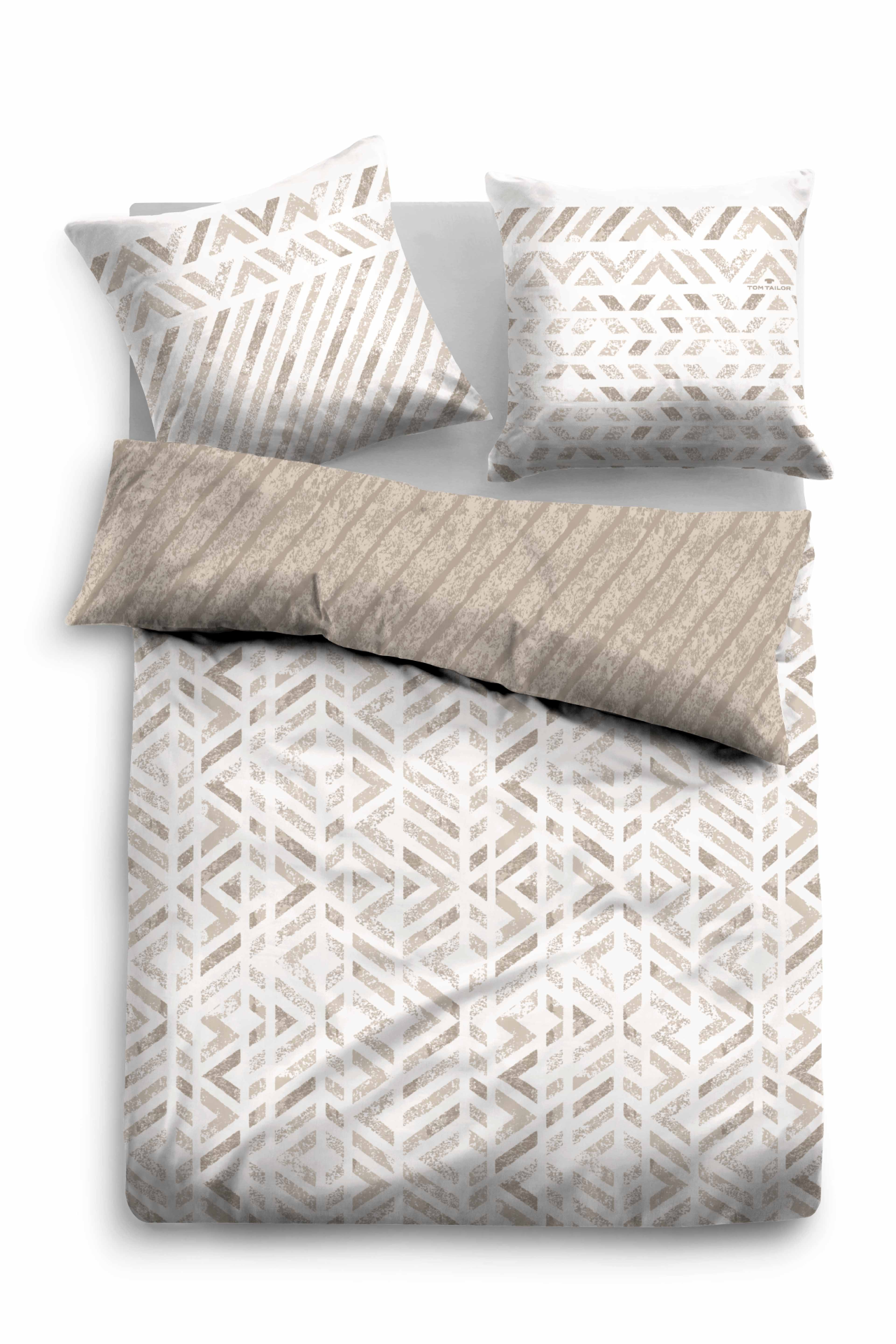 Draufsicht Bettwäsche-Set in Beige-Weiß mit geometrischem Rautenmuster bestehend aus Bezug und zwei Kissenbezügen