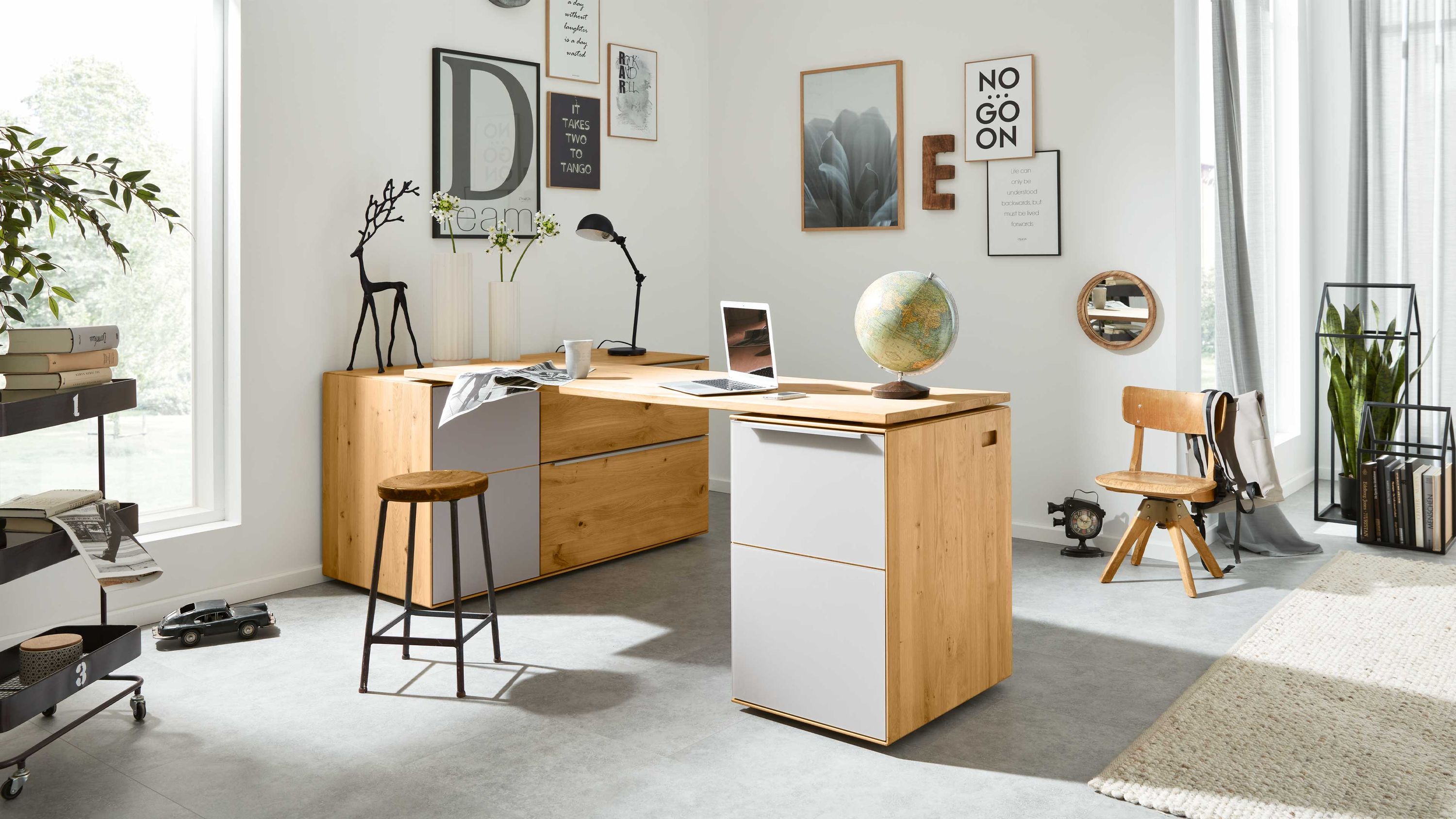 Verwandlungs-Sideboard mit zwei Türen und zwei Klappen in hellbraun und grau in modernem Wohnzimmer