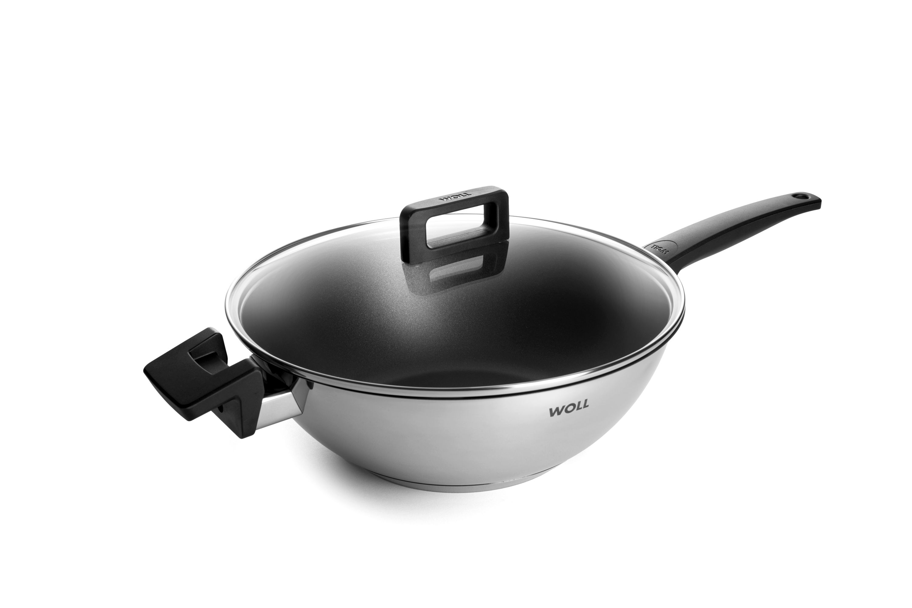 Edelstahl-Wok von WOLL mit Deckel, Gegengriff und langem Stielgriff, schräg von vorn fotografiert.