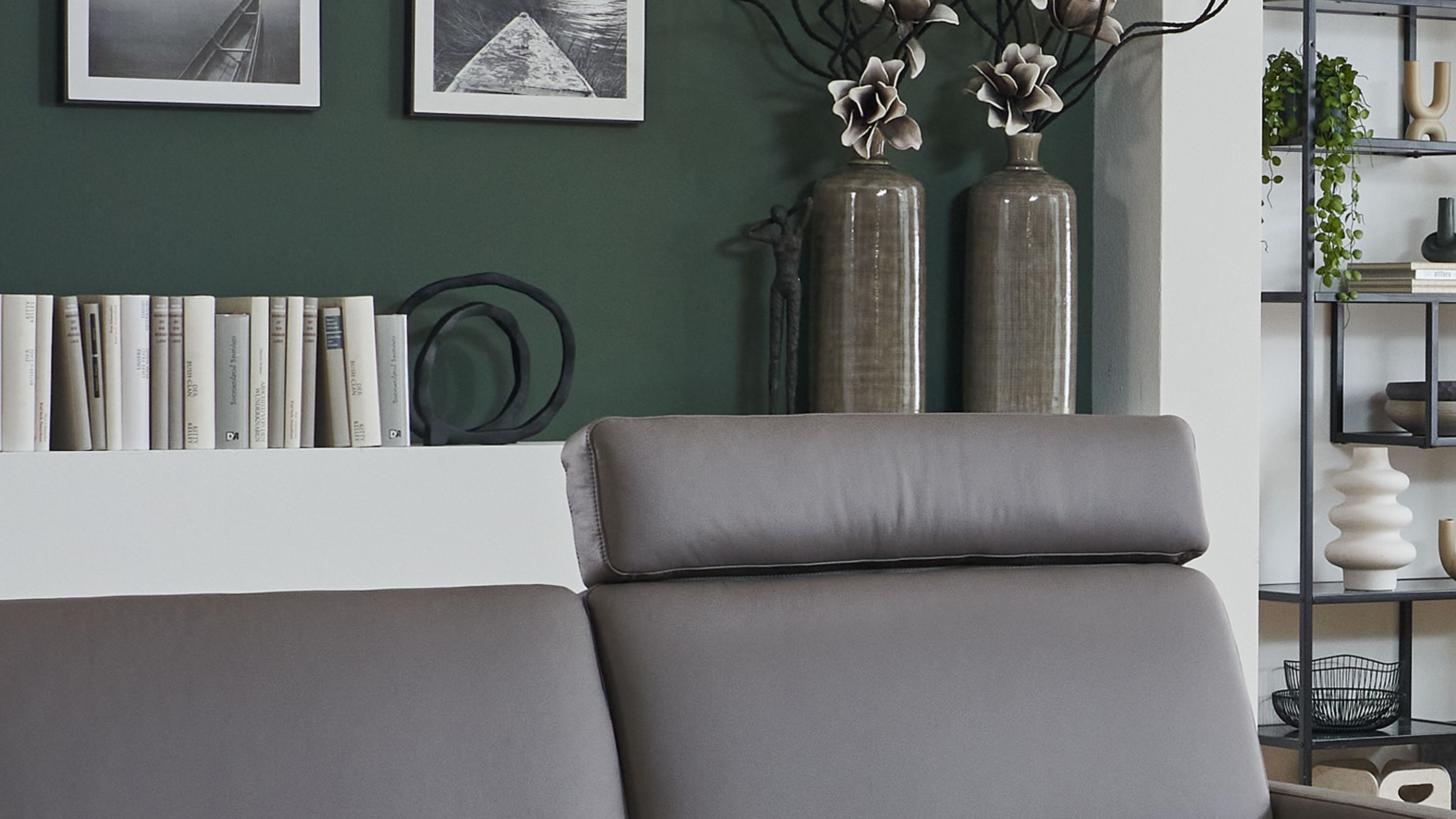 XL-Kopfstütze in elefantgrauer Farbe auf einem Sofa mit glatter Oberfläche