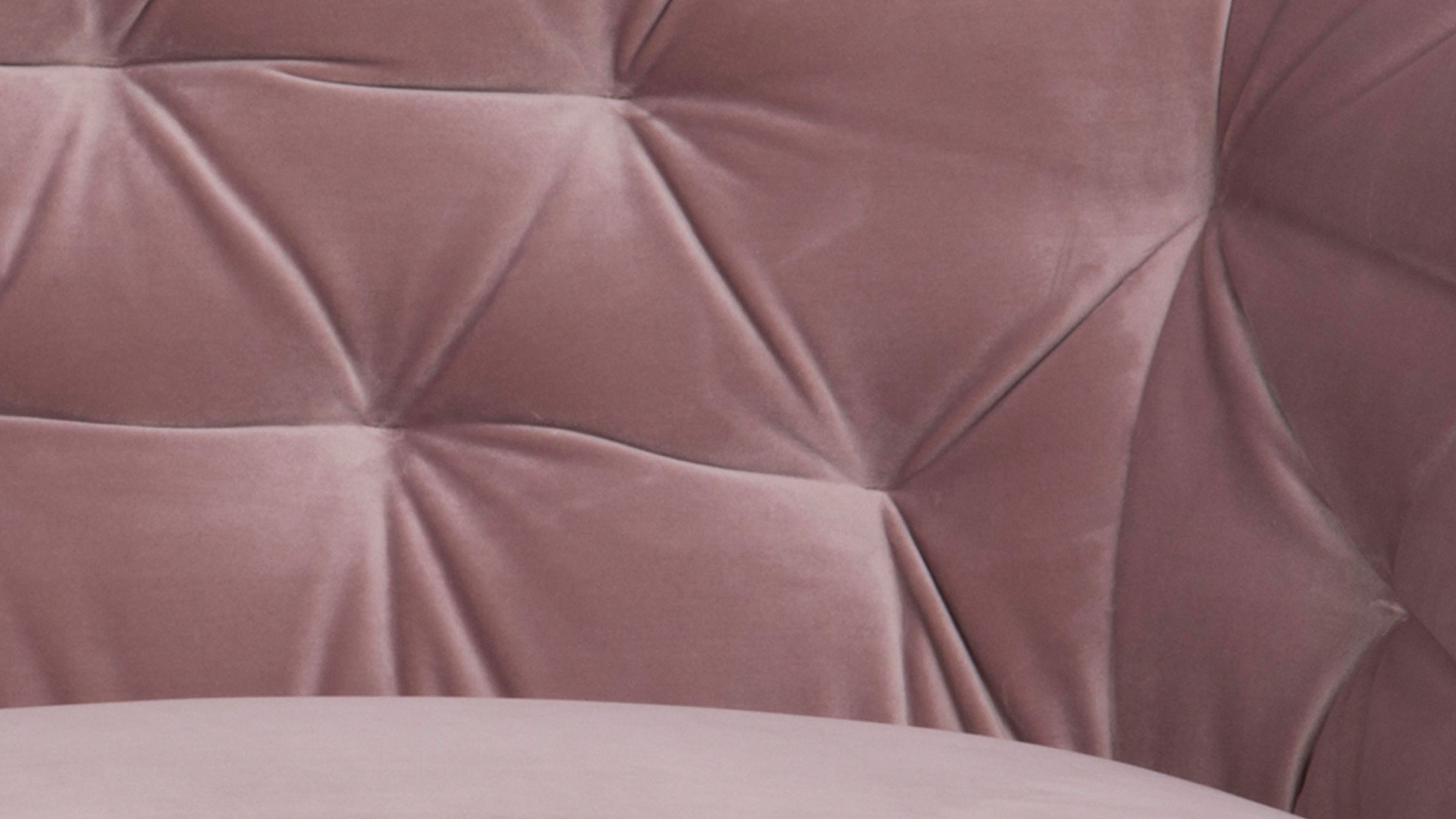 Zweisitzer-Sofa mit gepolsterter Rückenlehne in Rosa Nahaufnahme der gepolsterten Rückenlehne eines zweisitzigen Sofas mit geometrischem Muster in rosa