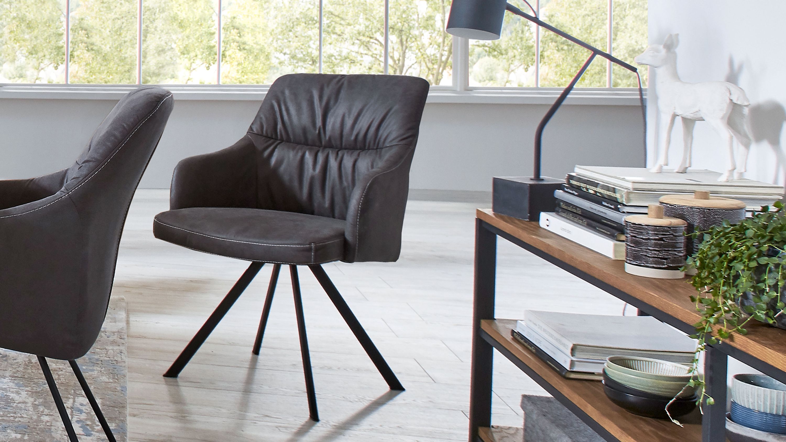 Armlehnstuhl mit Drehfunktion in Anthrazit Armlehnstuhl mit Drehfunktion in anthrazitfarbener Mikrofaser und schwarzem Metallgestell