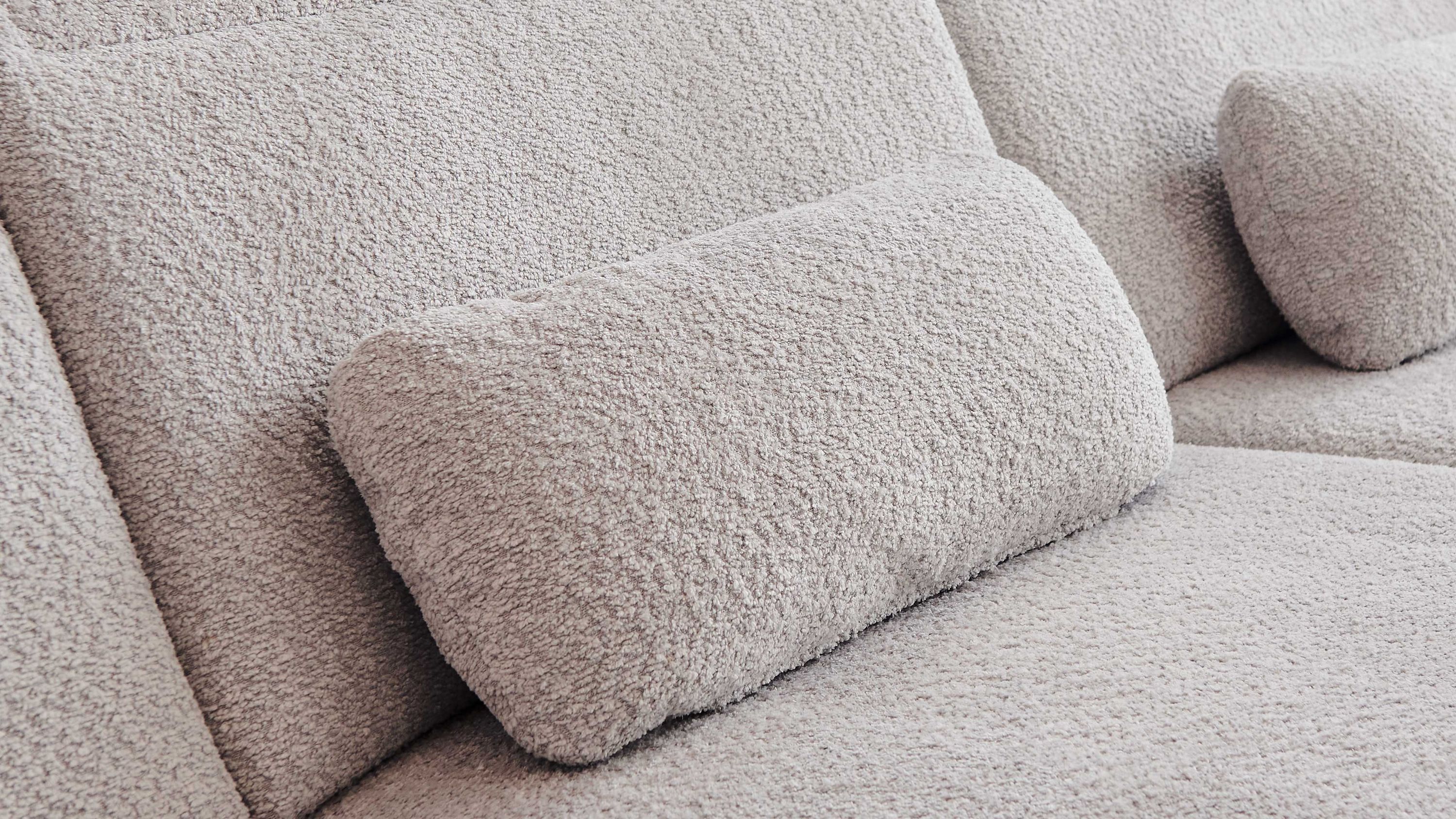 Silberfarbenes Nierenkissen aus Chenille auf einem hellen Polstersofa