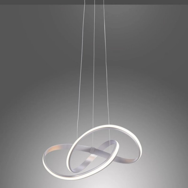 Dunkel inszenierte LED-Pendelleuchte mit weißer doppelt verdrehter Lichtschlaufe und dezenten Wandreflexionen