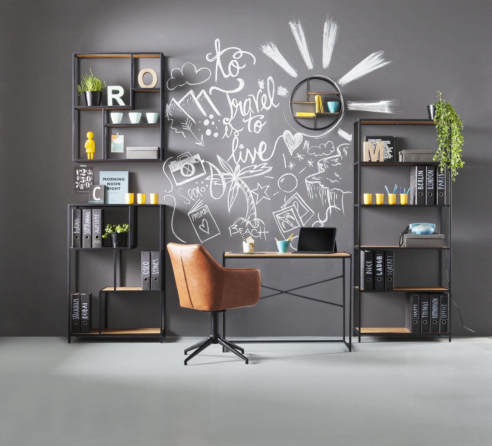 Modernes Regal mit sechs Böden im schwarzen Rahmen  Teil eines Büroensembles mit Schreibtisch und Wandtafel