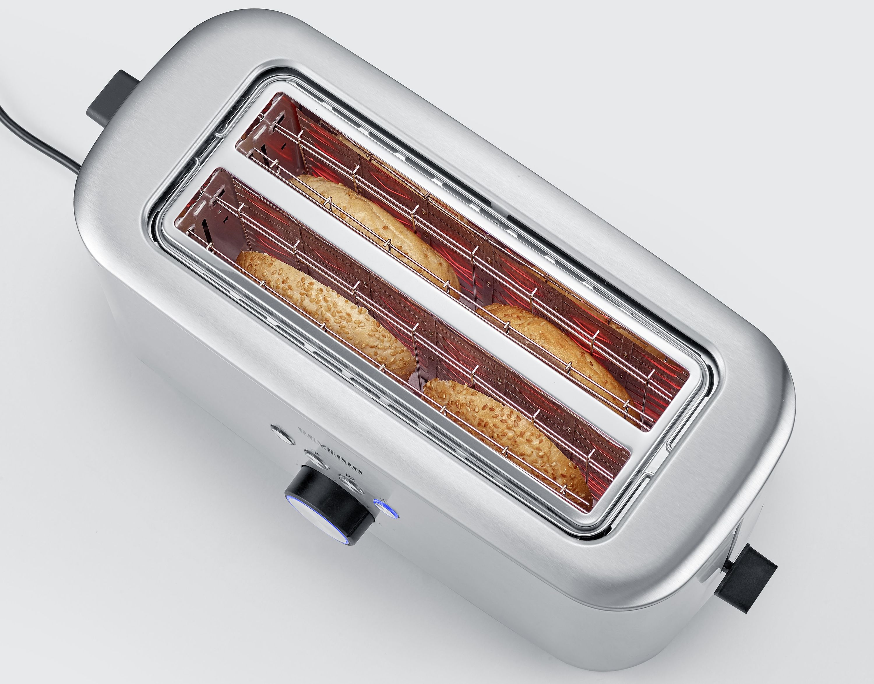 Edelstahl-Langschlitztoaster mit zwei Bagels sichtbaren Bedienelementen schräg von vorne rechts aufgenommen