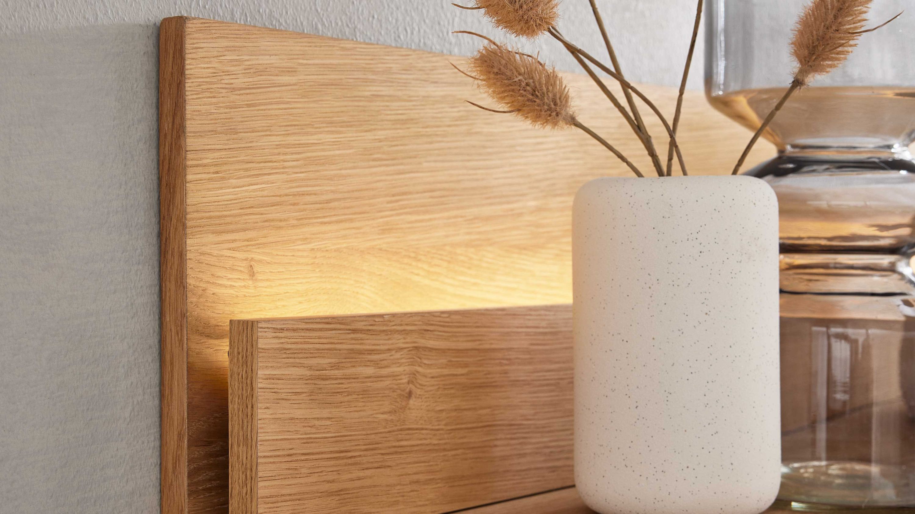 Zweiteilige Streifenbeleuchtung aus Holz mit warmem Licht hinter zwei rechteckigen Paneelen