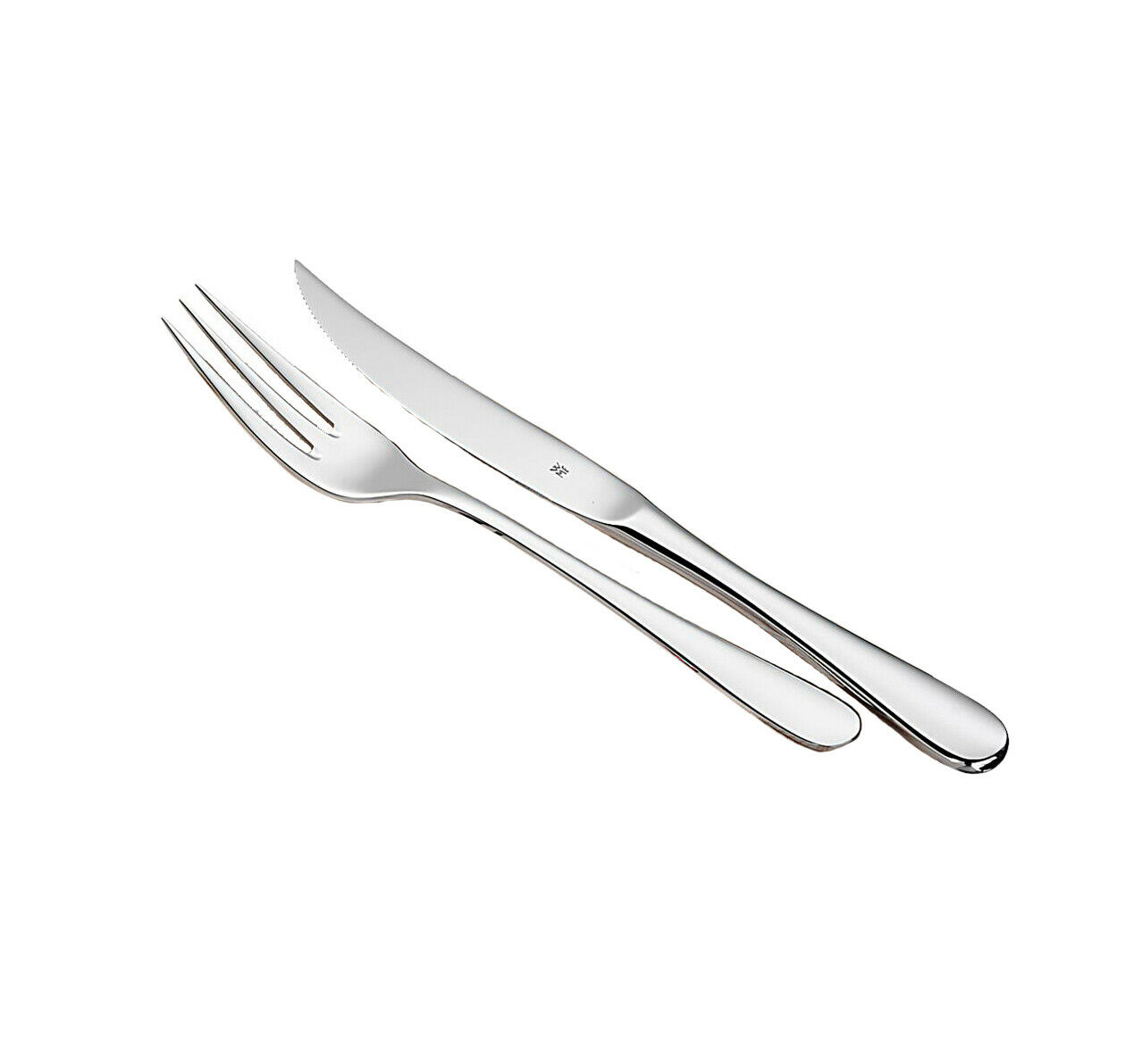 Silbernes Besteck-Set auf weißem Hintergrund Silberne Gabel und Messer diagonal auf weißem Hintergrund platziert, minimalistisch arrangiert
