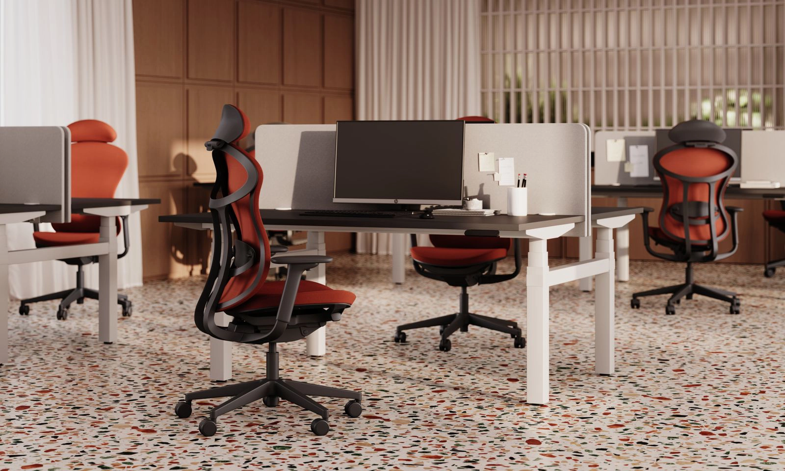 Modernes Büro mit ergonomischen Drehstühlen, Schreibtischen, Monitoren und Trennwänden, stilvolle Arbeitsplatzgestaltung im Open Space Büro