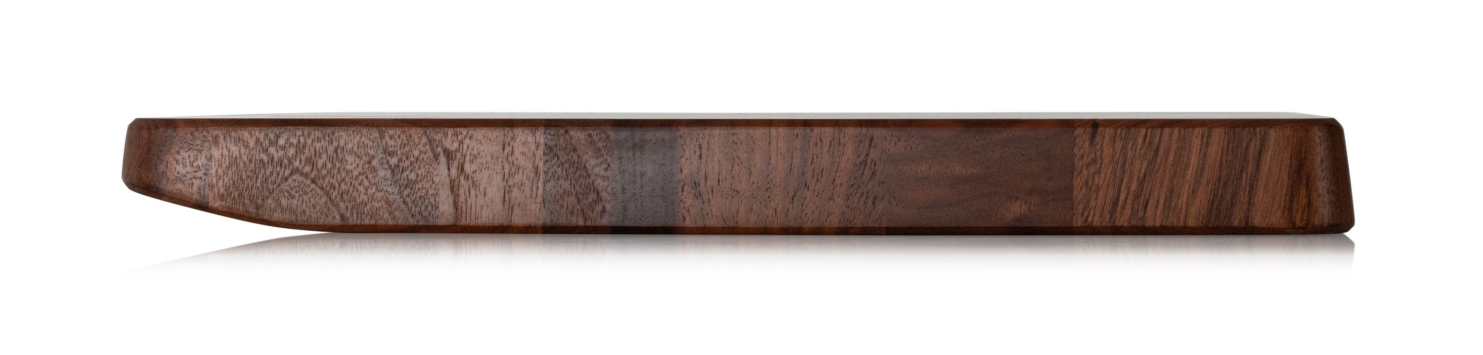 Schneidebrett aus Stirnholz  Handwäsche empfohlen  38 x 25 x 3 cm Rechteckiges Schneidebrett mit sichtbarer Seitenansichtaus hellen und dunklen Holzsegmenten  aufgenommen seitlich