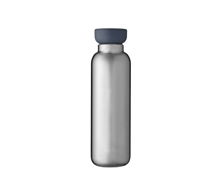 MEPAL Edelstahlflasche mit dunkelblauem Deckel, Markenlogo unten sichtbar, auf hellem Hintergrund