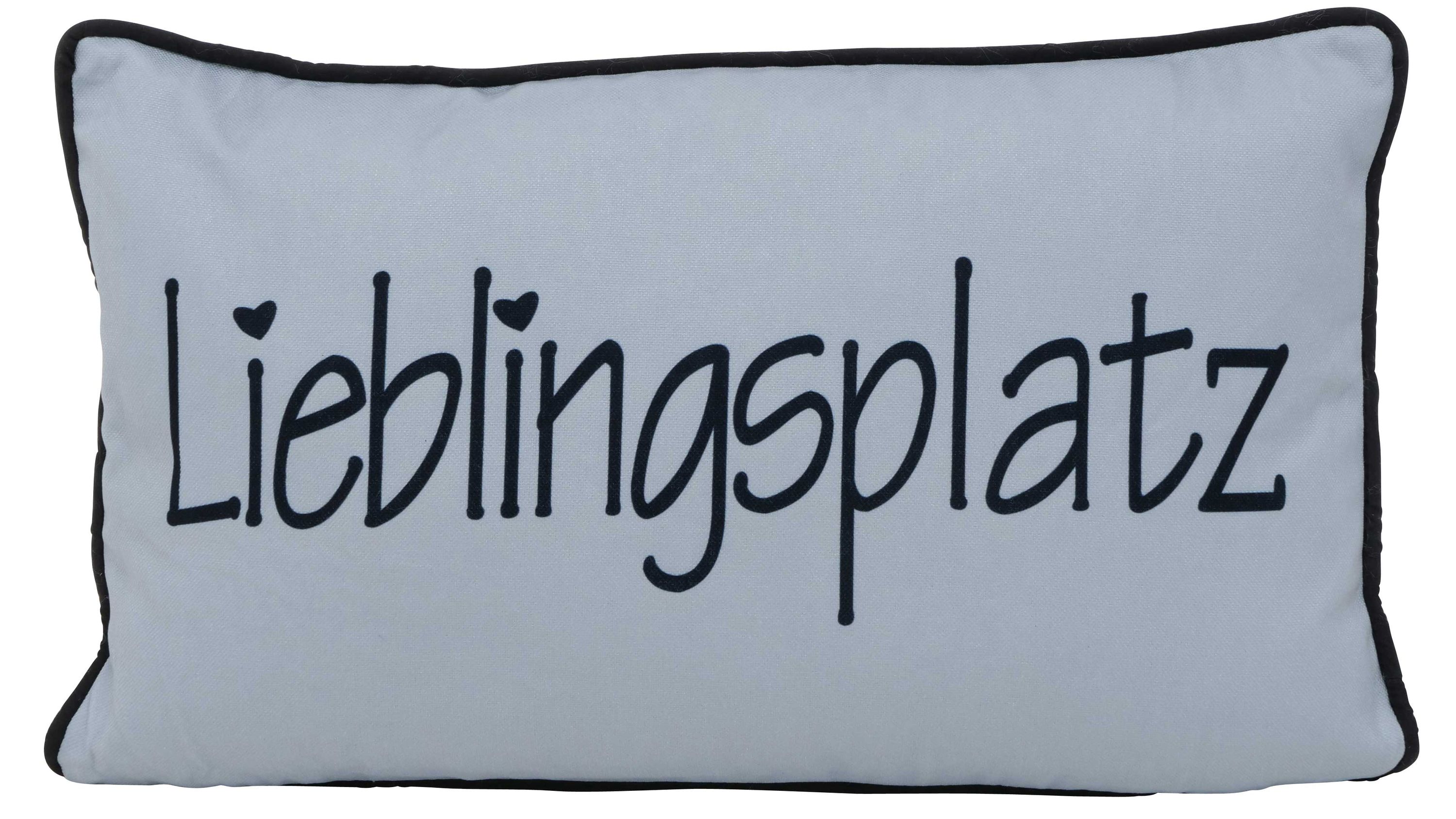 Rechteckiges Kissen mit hellgrauem Bezug und schwarzem Schriftzug Lieblingsplatz