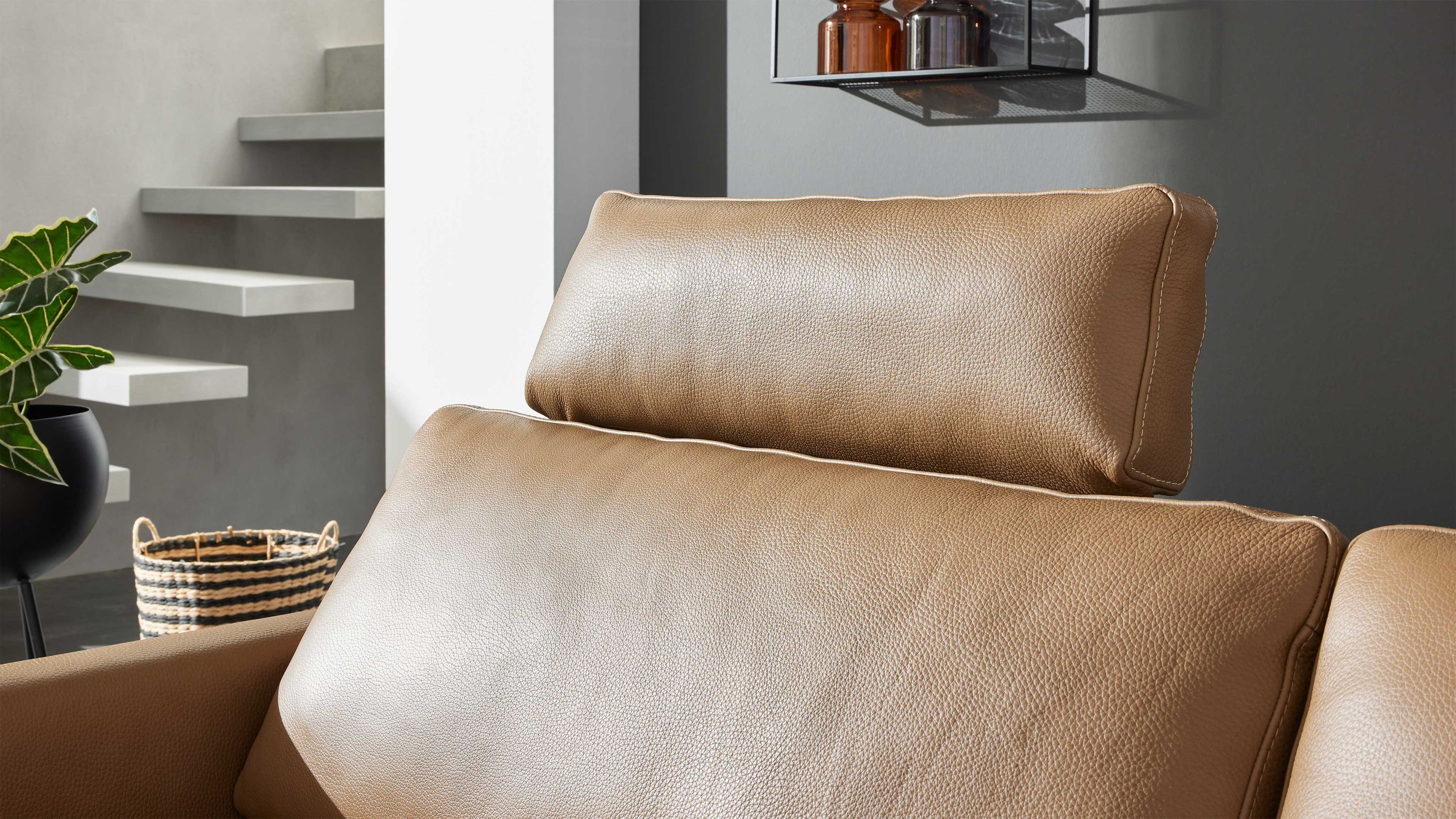 Kopfstütze aus braunem Leder auf Sofa Kopfstütze in rechteckiger Form in braunem Leder auf Sofa mit gepolstertem Rücken