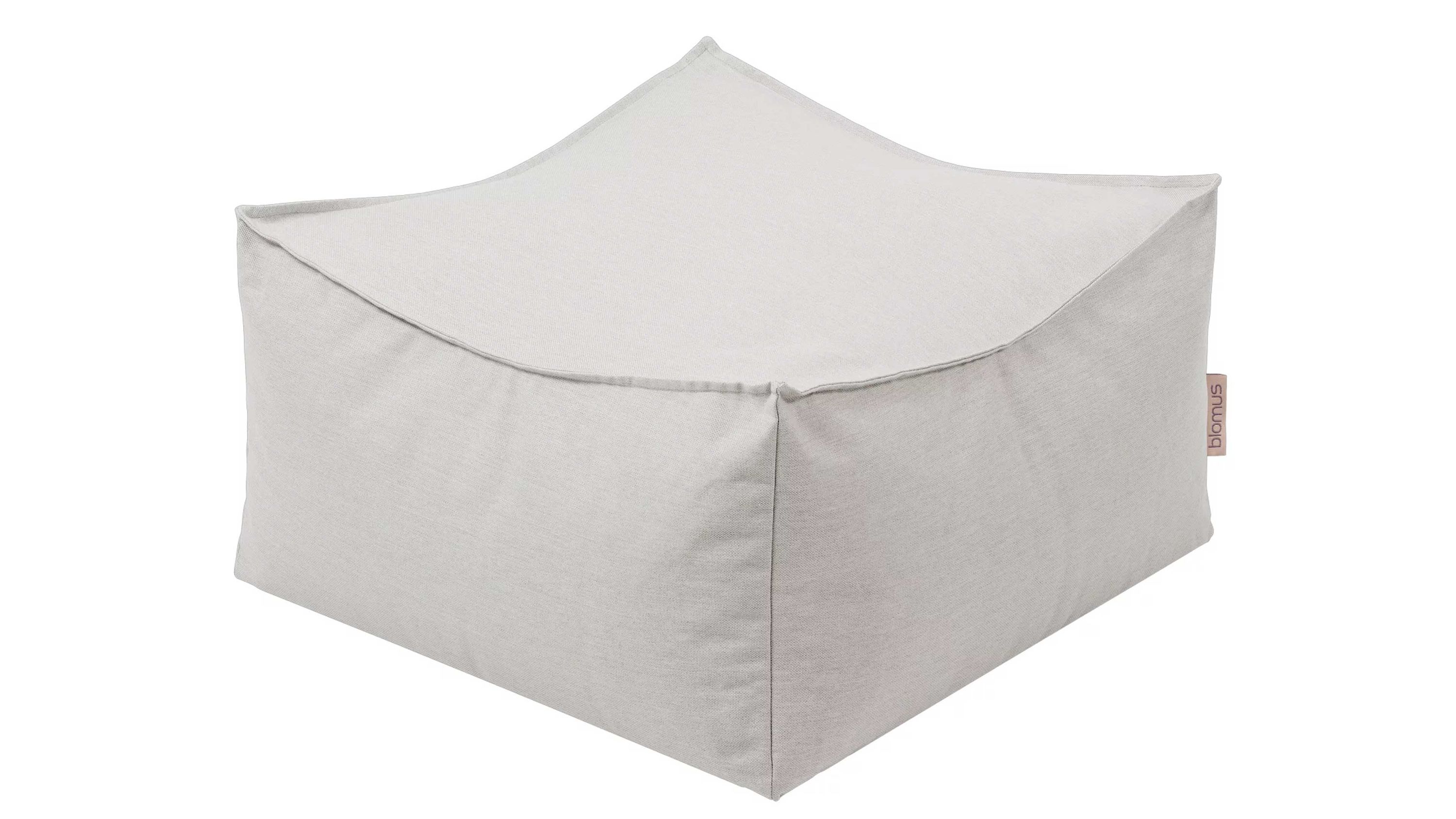 Quadratischer Lounge-Hocker in wolkenfarbener Kunstfaser mit sichtbarem Markenetikett