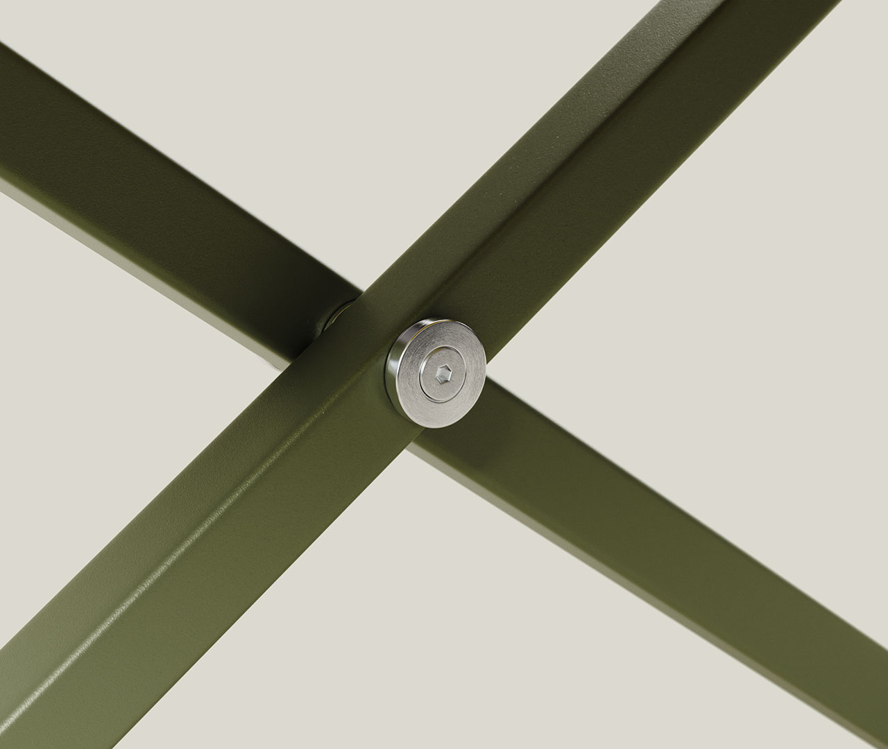 Detailansicht der Kreuzung zweier grüner Metallstreben mit silberner Achse am höhenverstellbaren Schreibtisch.