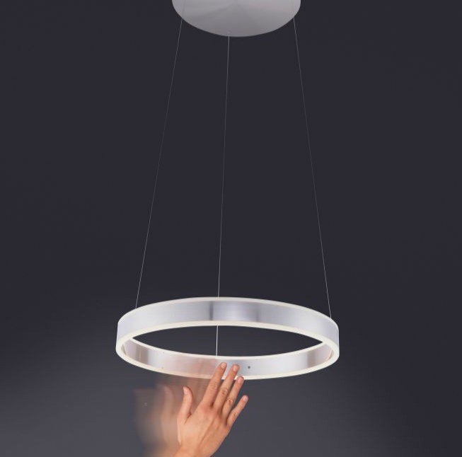 Moderne Pendelleuchte Silber mit rundem Leuchtkörper an Seilen abgehängt Hand nähert sich von unten Untersicht