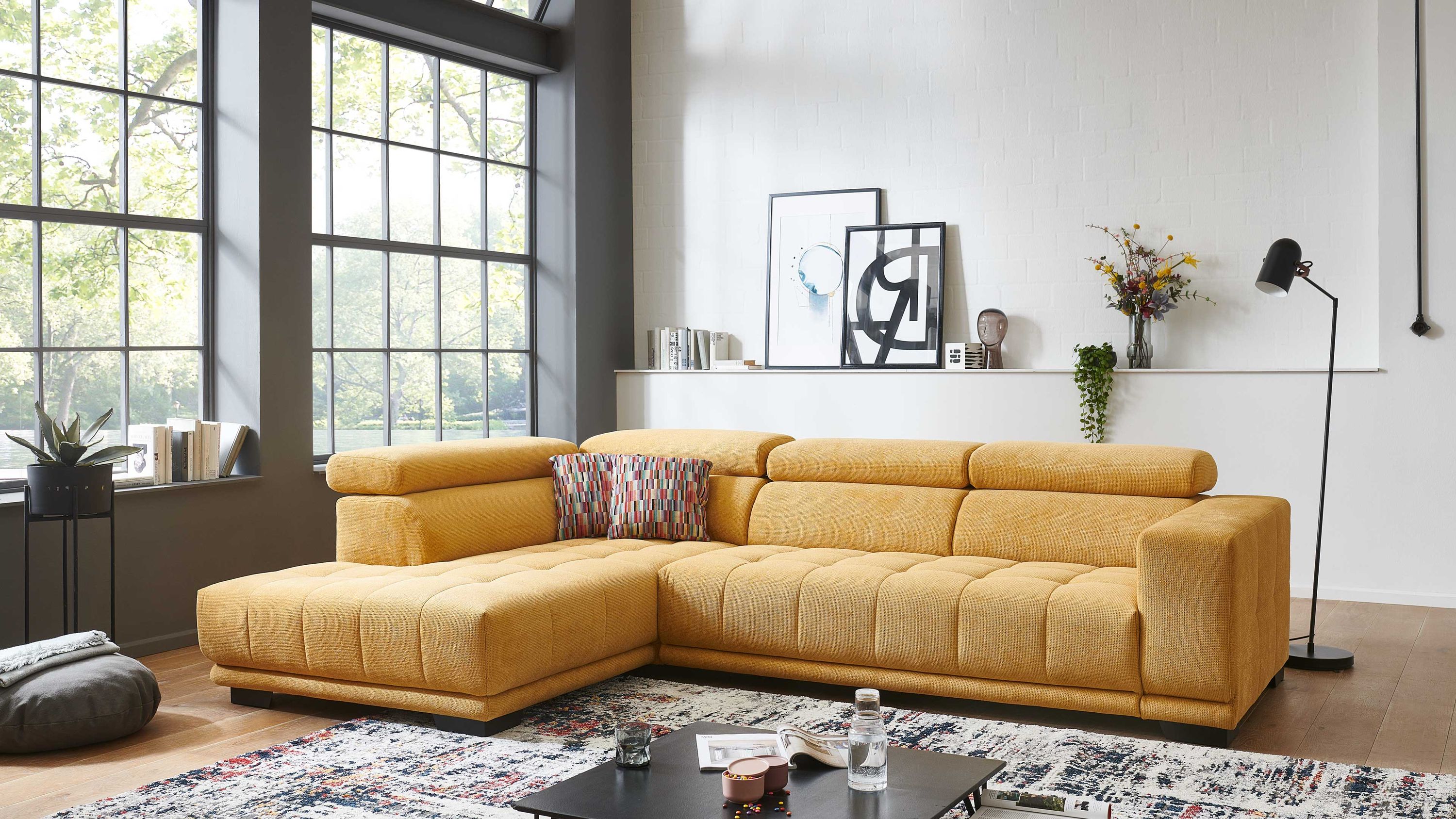 Ecksofa in gelbgold mit verstellbaren Kopfpolstern und schwarzen Metallfüßen in modernem Wohnzimmer