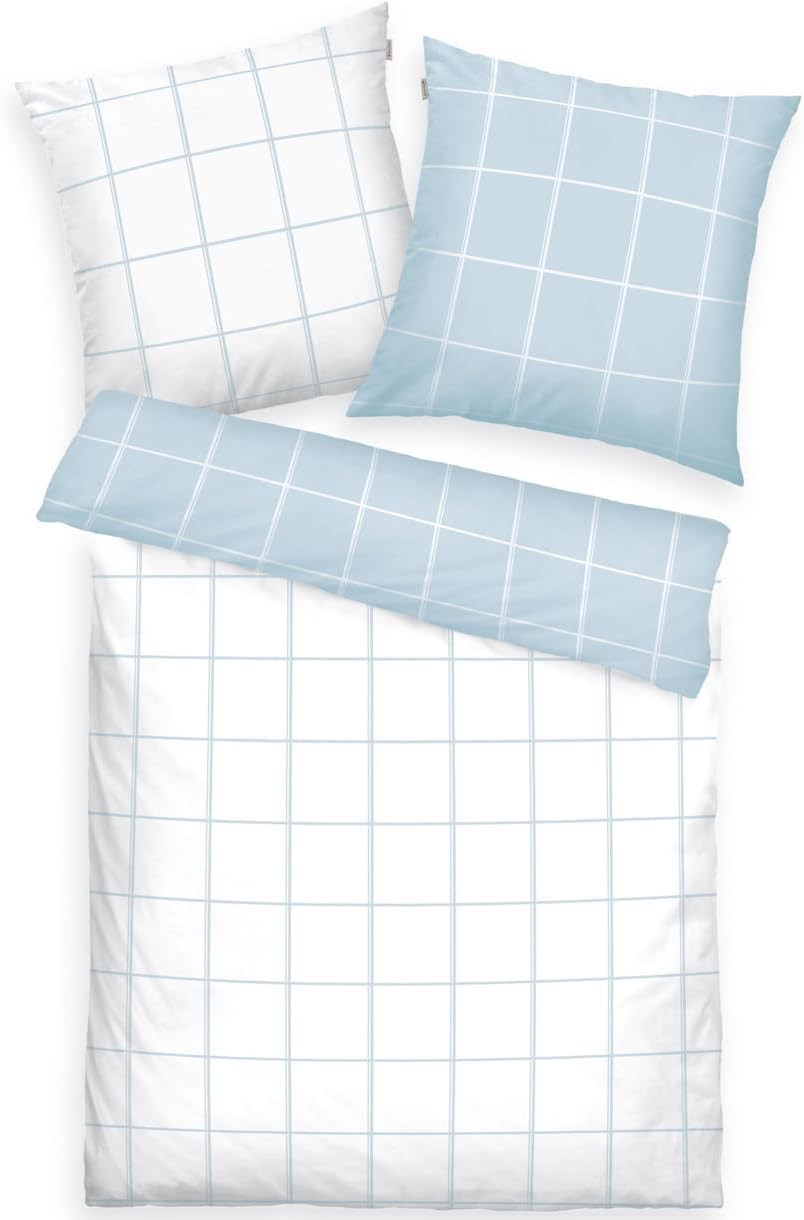 Draufsicht auf Bett mit zwei Kissen und Decke in Blau-Weiß beidseitig kariert gestreift horizontal und vertikal