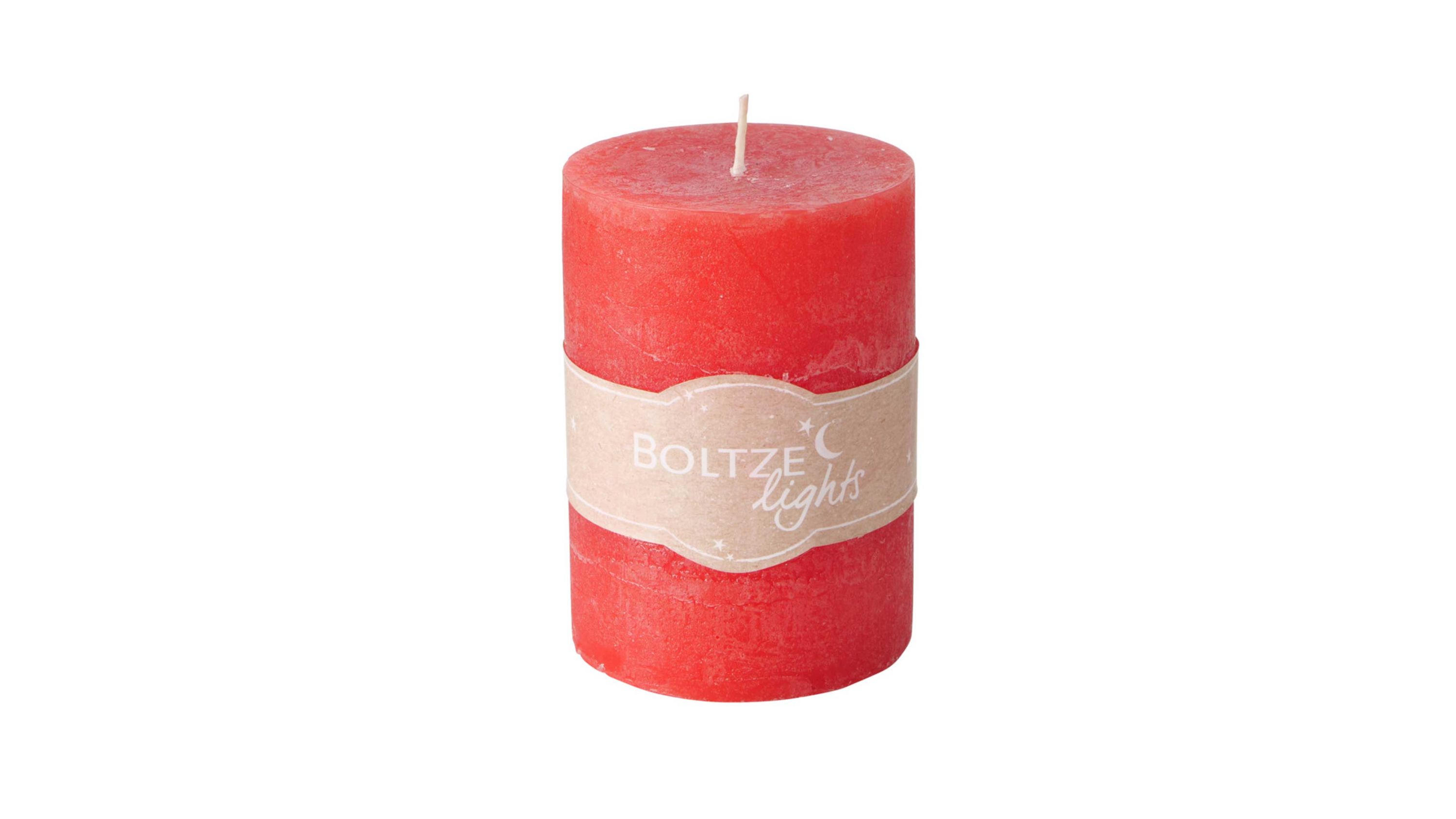 Rote Stumpenkerze mit Papierband Rote Stumpenkerze mit rundem Querschnitt und Papierband mit Schrift