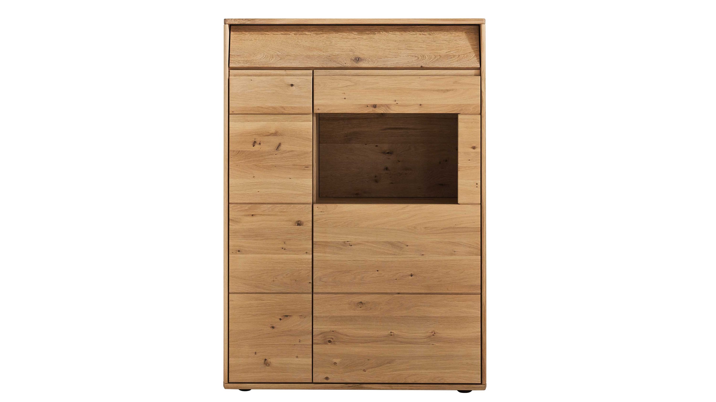 Helles Highboard mit mehreren Türen und einem offenen Fach in der Mitte