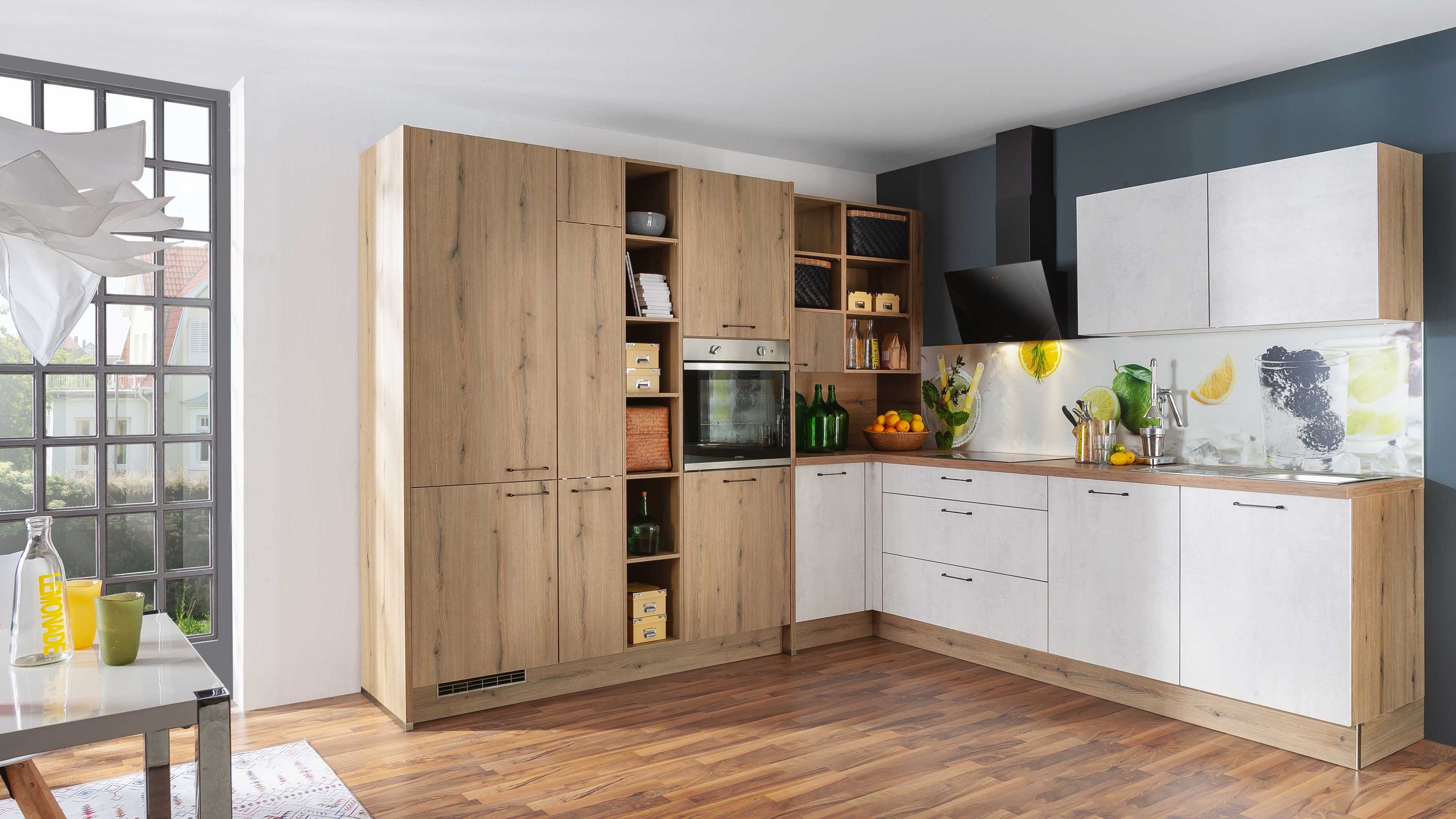 Moderne Küche in Holz-Weiß-Kombination mit Hochglanzfronten integriertem Backofen und Glasrückwand mit Zitrus-Motiv.