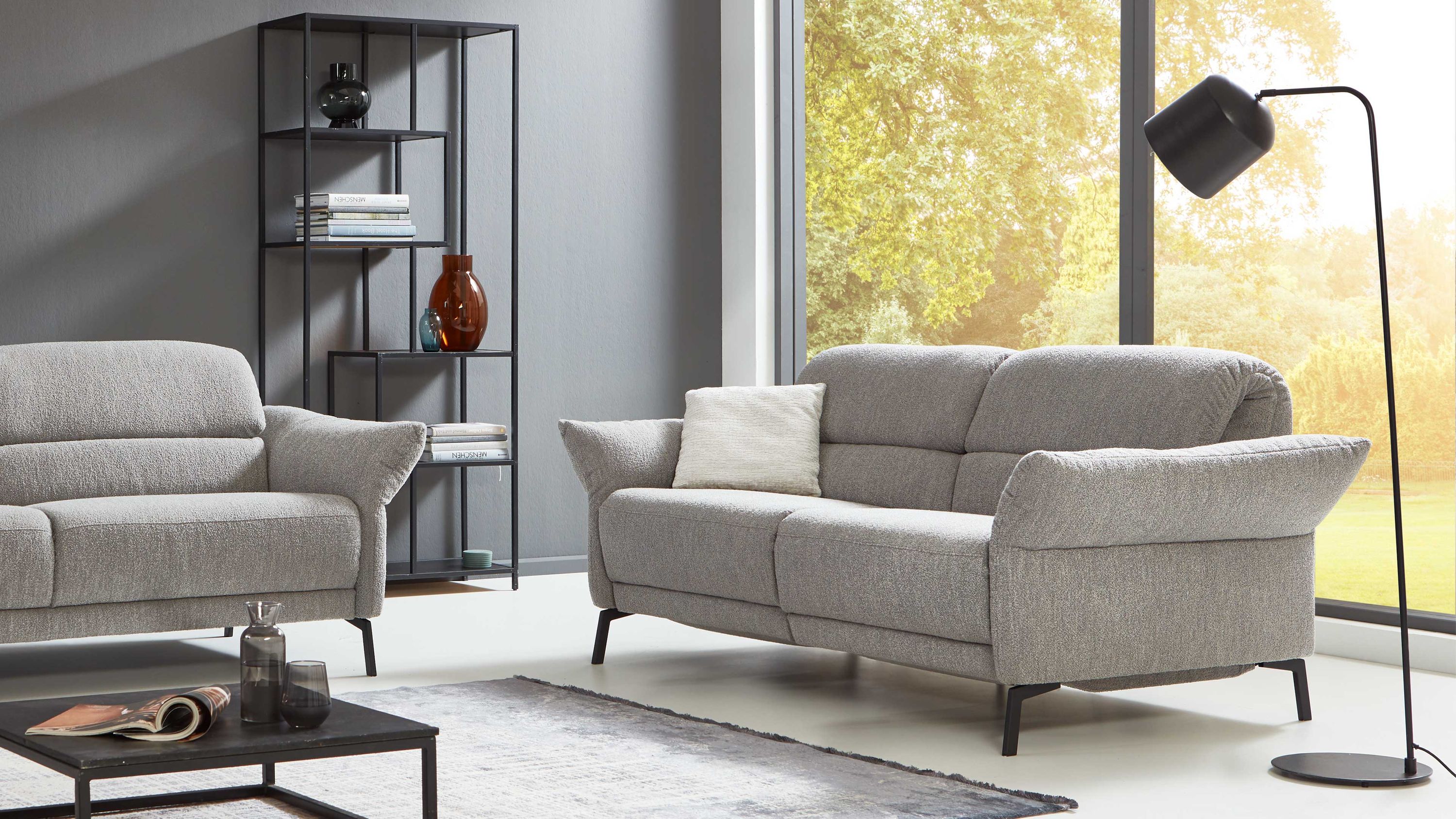 Zweisitziges Sofa mit silberfarbenem Strukturstoff und schwarzen Metallfüßen in modernem Wohnzimmer