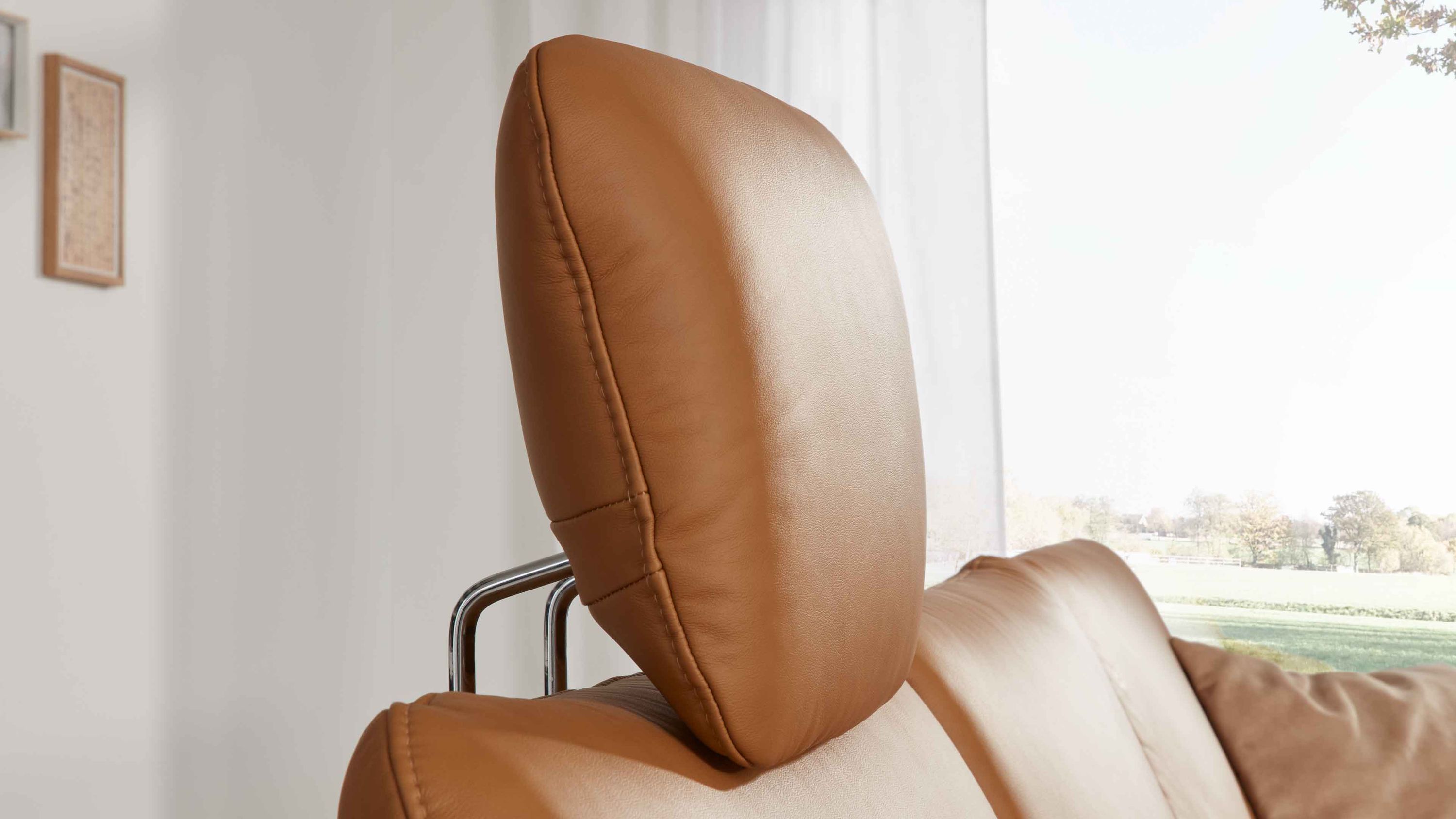 Comfortkopfstütze in kurkumafarbenem Leder Kopfstütze mit abgerundeter rechteckiger Form in kurkumafarbenem Leder auf Metallgestell an einem Sitz