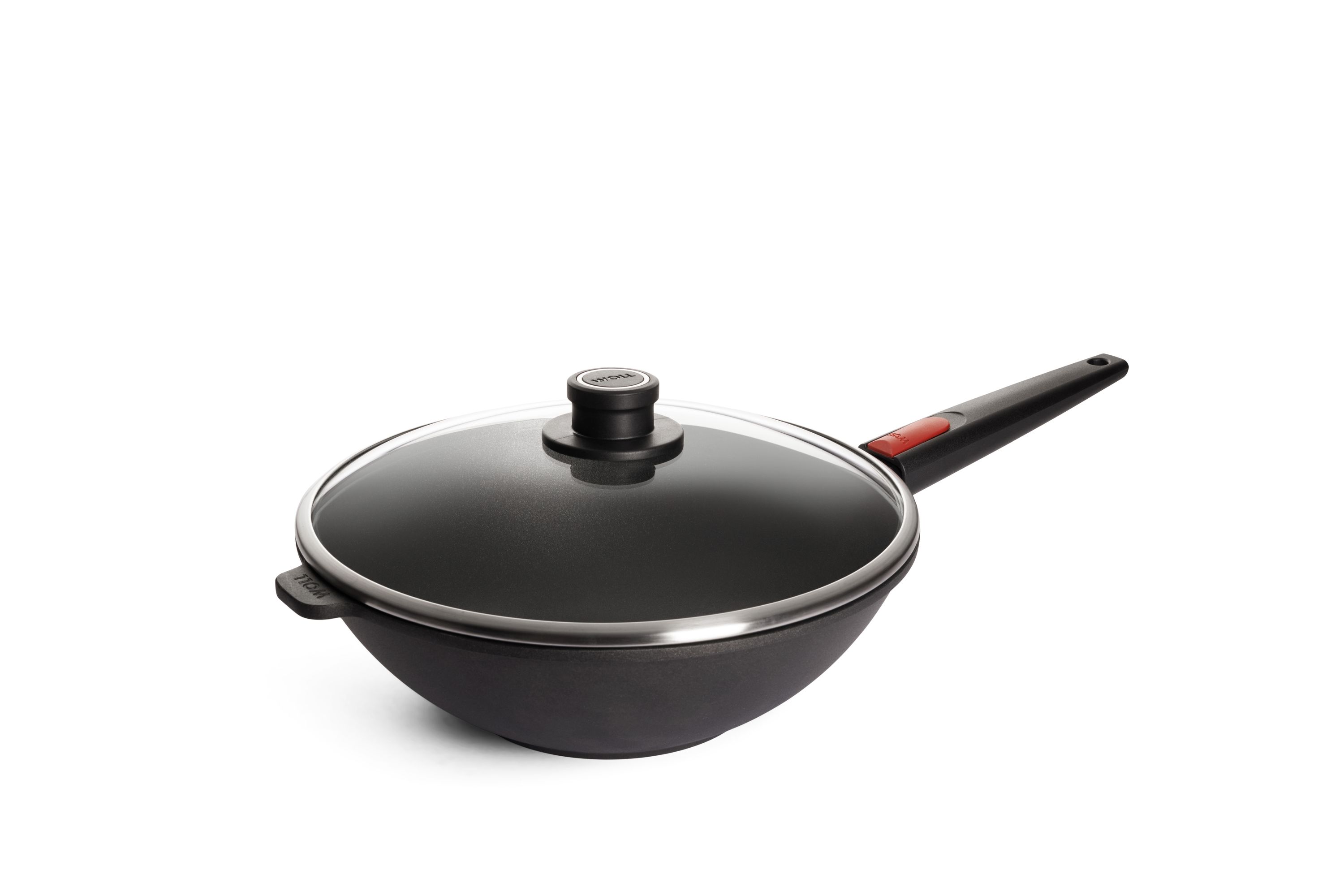 Schwarzer Wok mit Glasdeckel und abnehmbarem Griff, seitlicher Halterung und rotem Druckknopf am Griff.