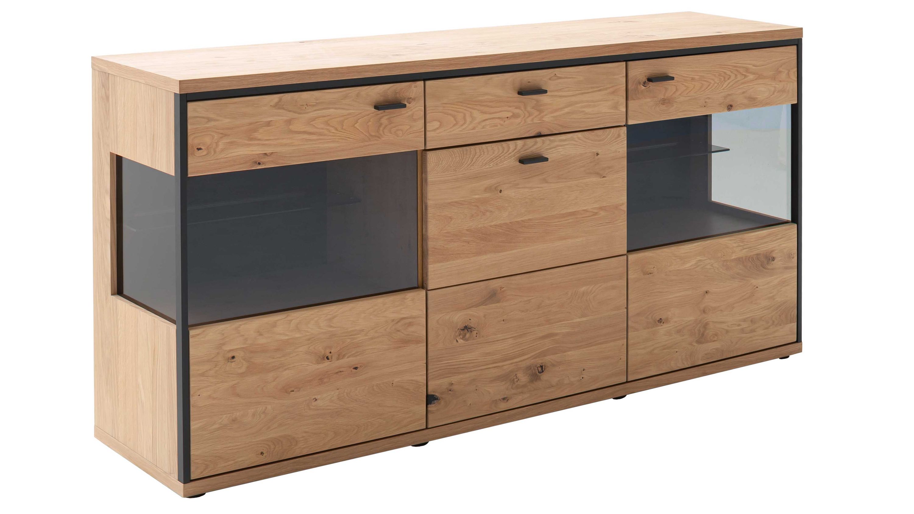 Sideboard aus hellem Holz mit drei Türen einer Schublade und zwei Glasflächen seitlich