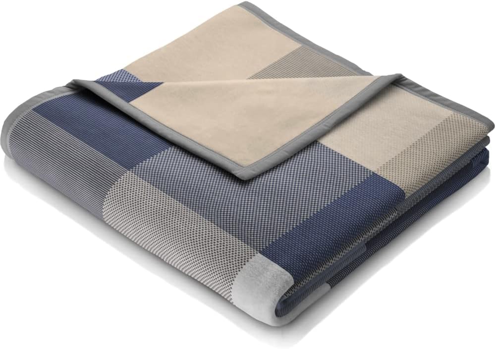 Wohndecke Biederlack kariert Wohndecke mit kariertem Muster in Blau Beige und Grau aufgenommen von schräg oben auf hellem Untergrund