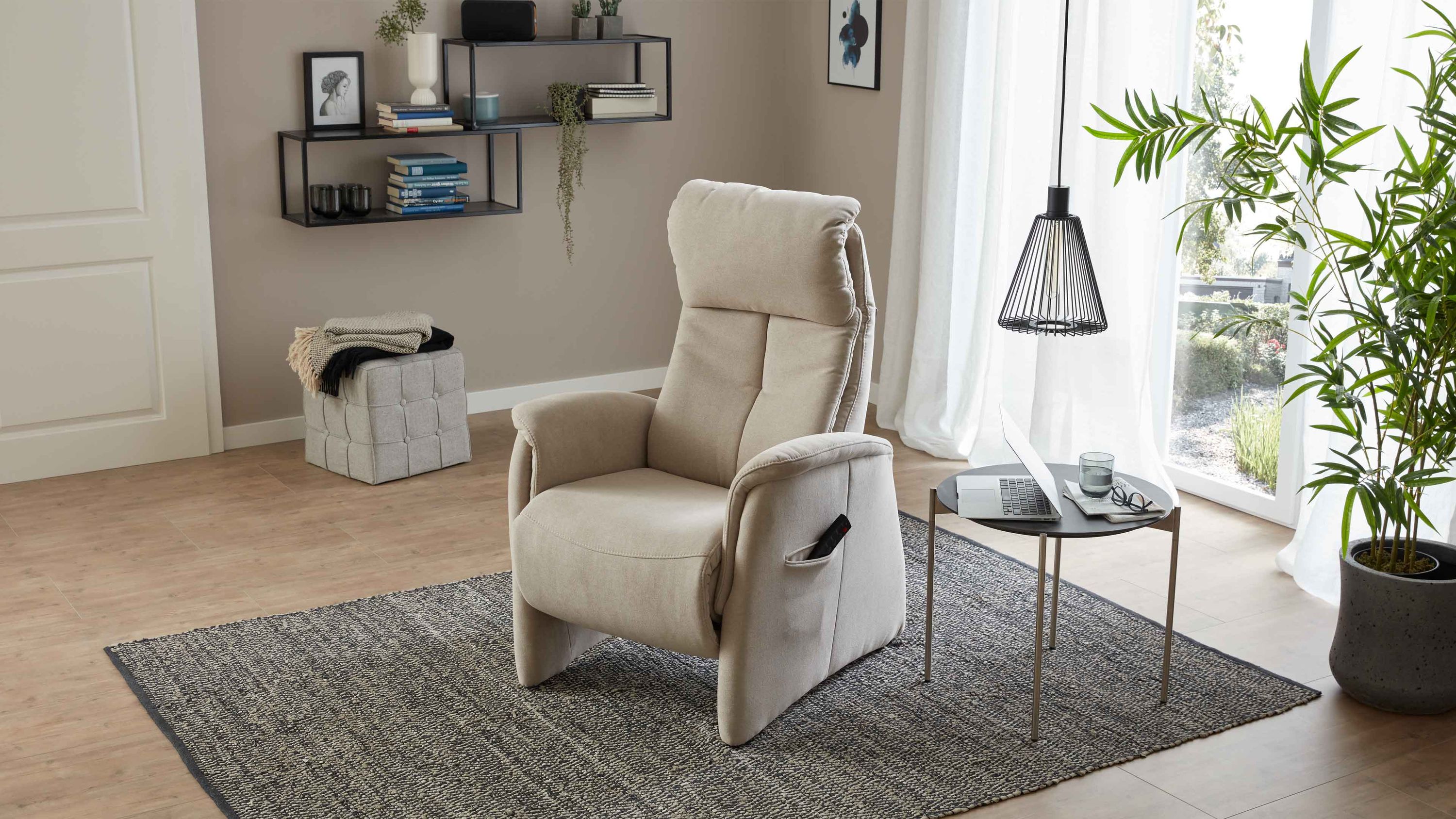 Beiger Relaxsessel mit hoher Rückenlehne und gepolsterten Armlehnen in modernem Wohnzimmer