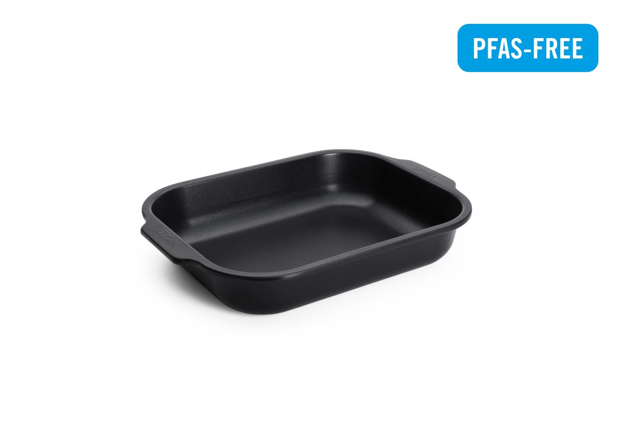 Schwarze Bratreine mit Griffen Schwarze Bratreine aus Stahl rechteckig mit abgerundeten Ecken schräg von oben links mit PFAS-FREE-Hinweis