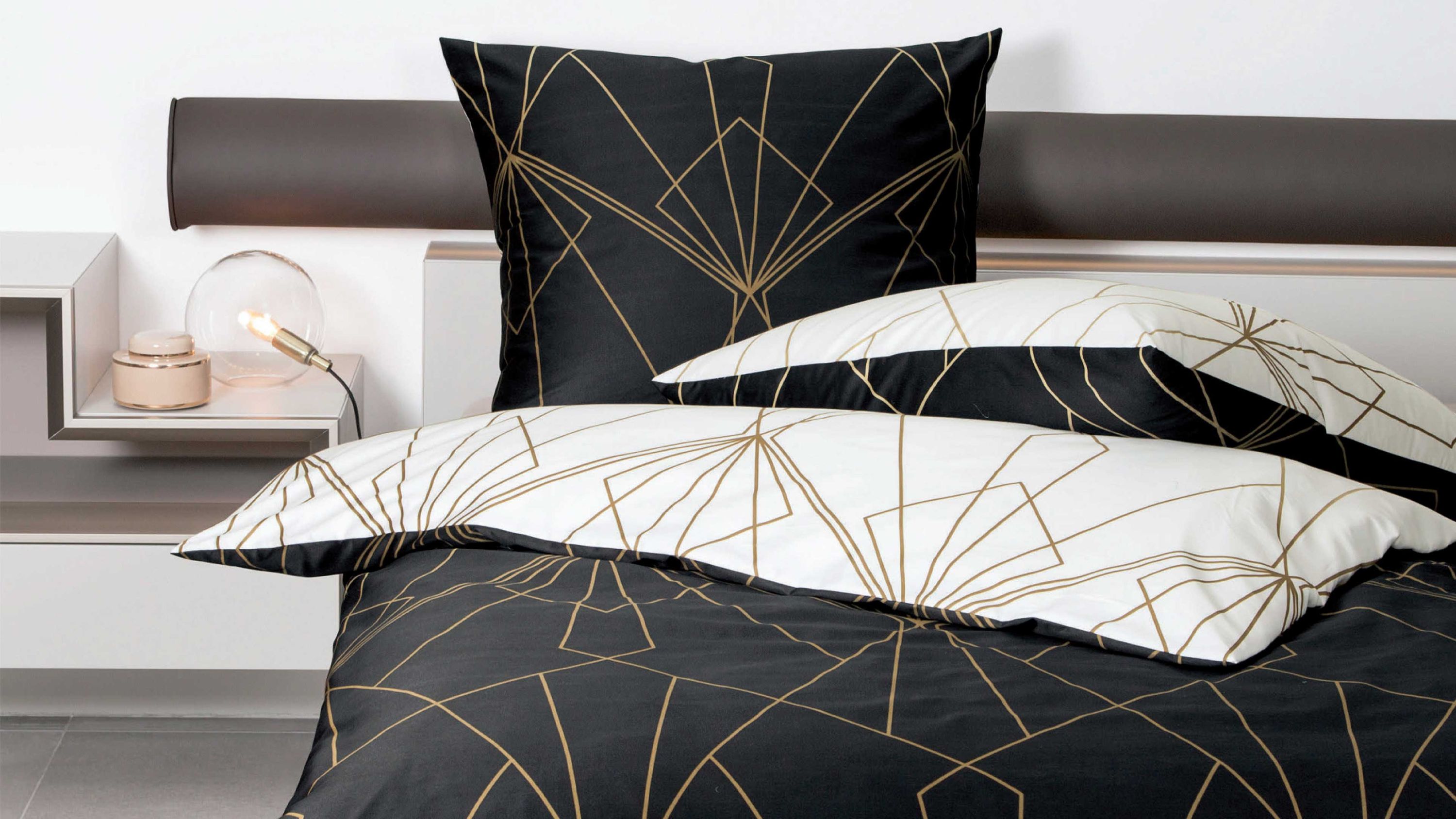 Wende-Bettwäsche-Set mit geometrischem Muster in schwarz weiß und bronzebraun