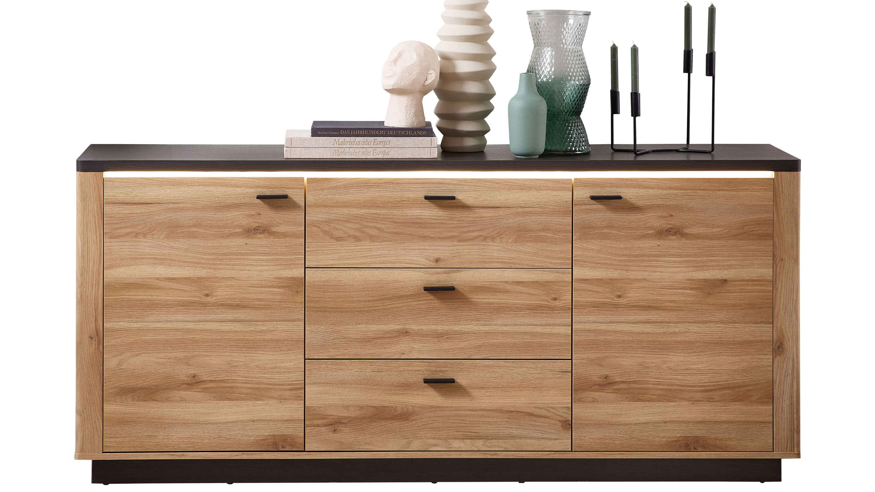 Sideboard mit zwei Türen und drei Schubladen in Holzoptik mit dunkler Ablagefläche und Dekoration